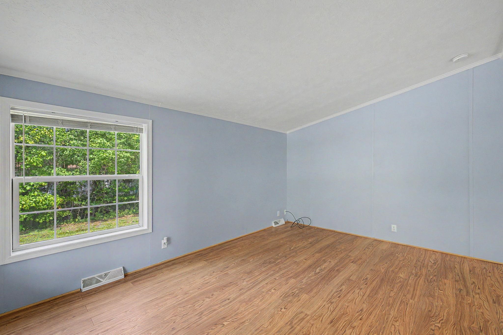 2 Tamarack Pl, Londonderry, NH 03038
