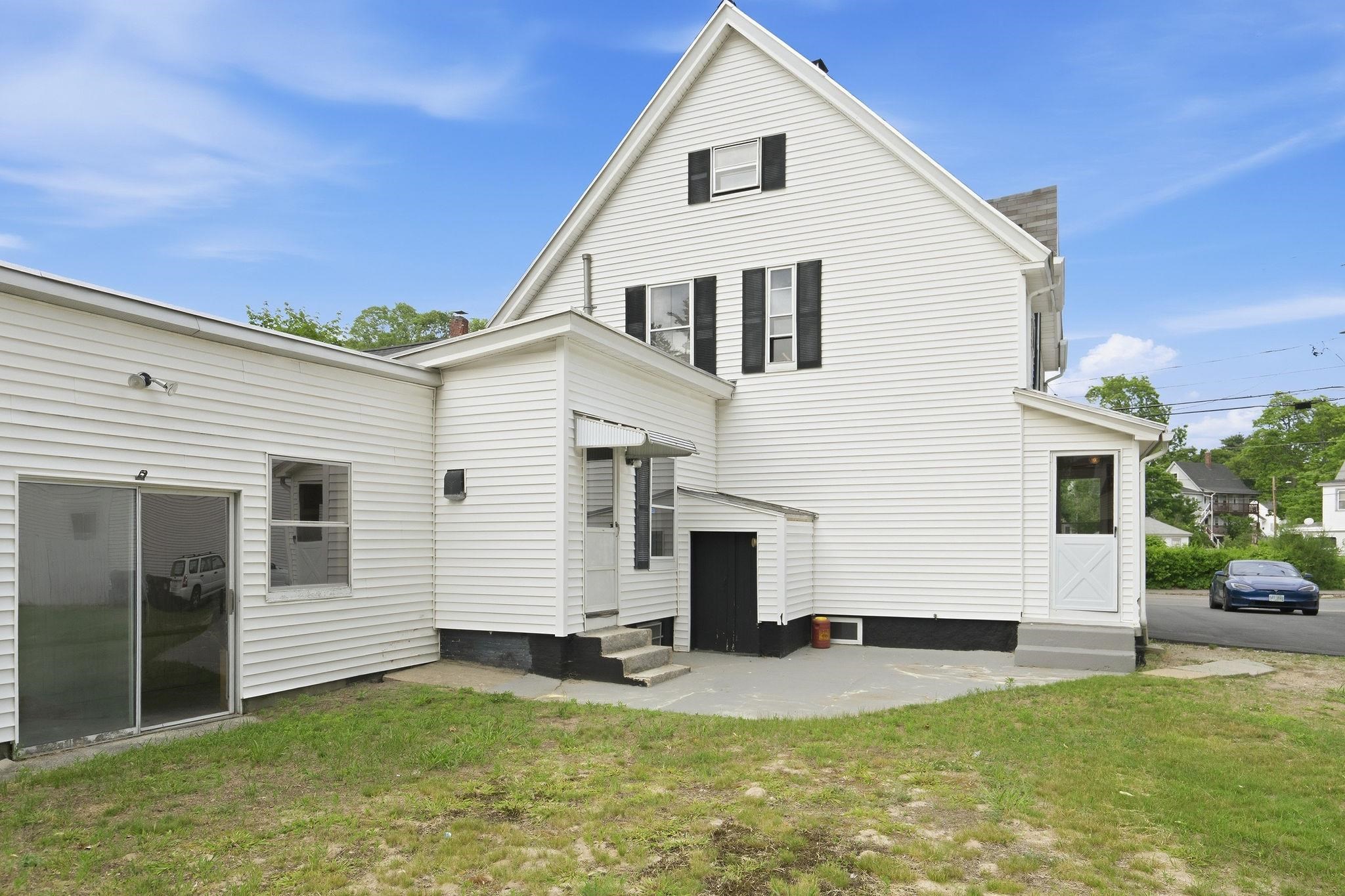 16 Sylvester St, Manchester, NH 03102