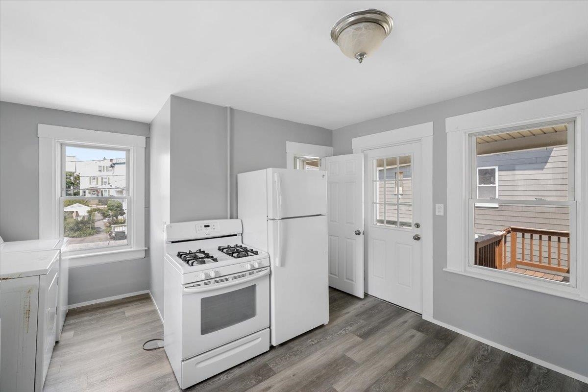 2nd Unit Kitchen 25510438