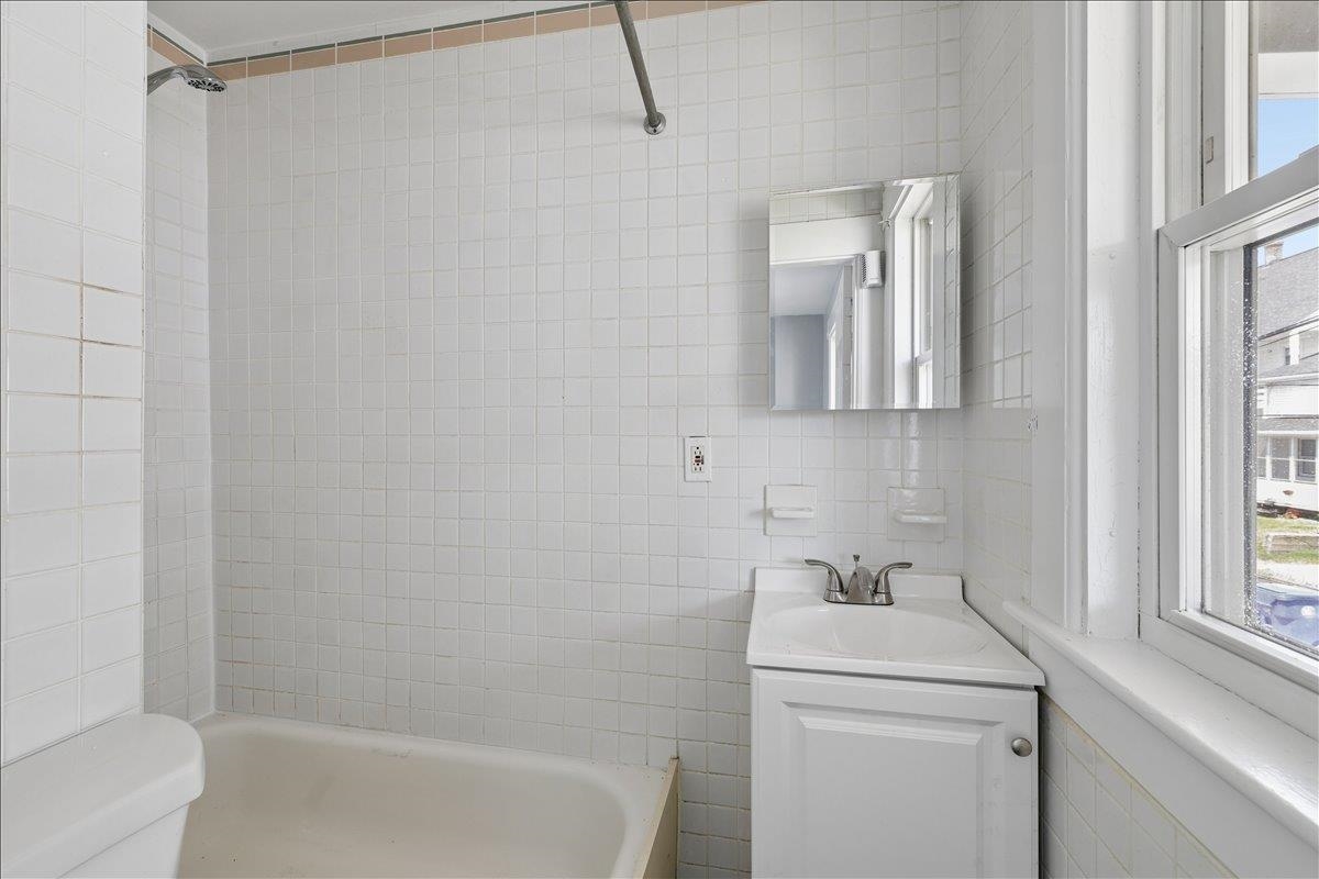 2nd Unit Bathroom 25510434