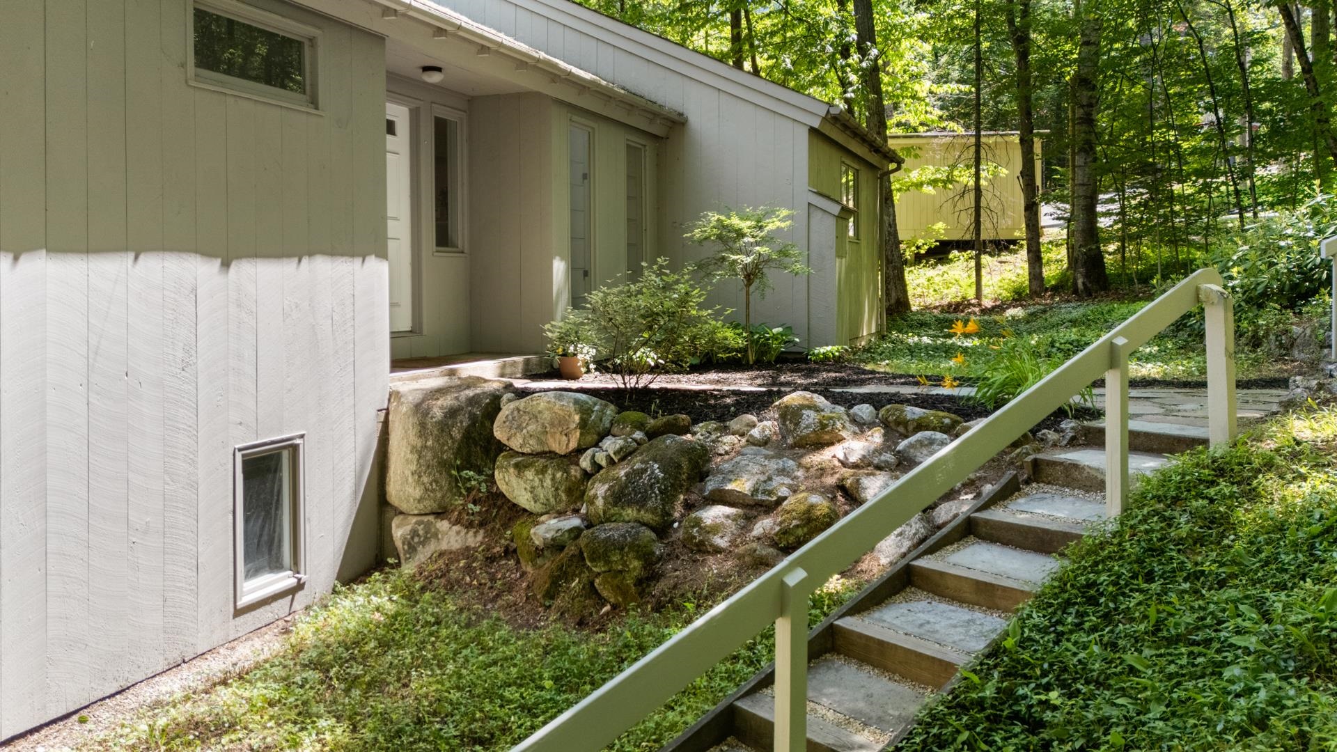 10 Wedgewood Dr, Grantham, NH 03753