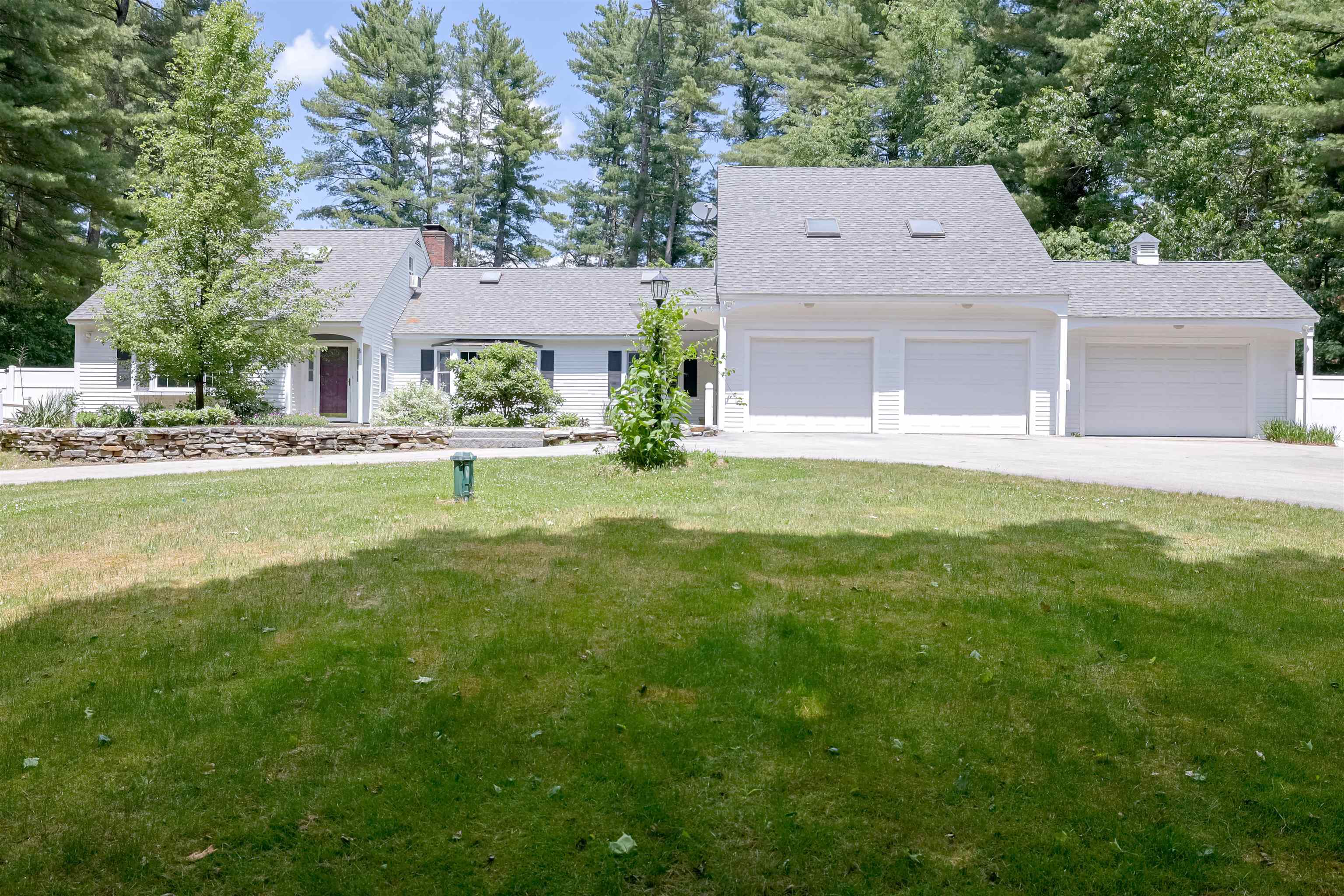15 Pinewood Dr, Amherst, NH 03031