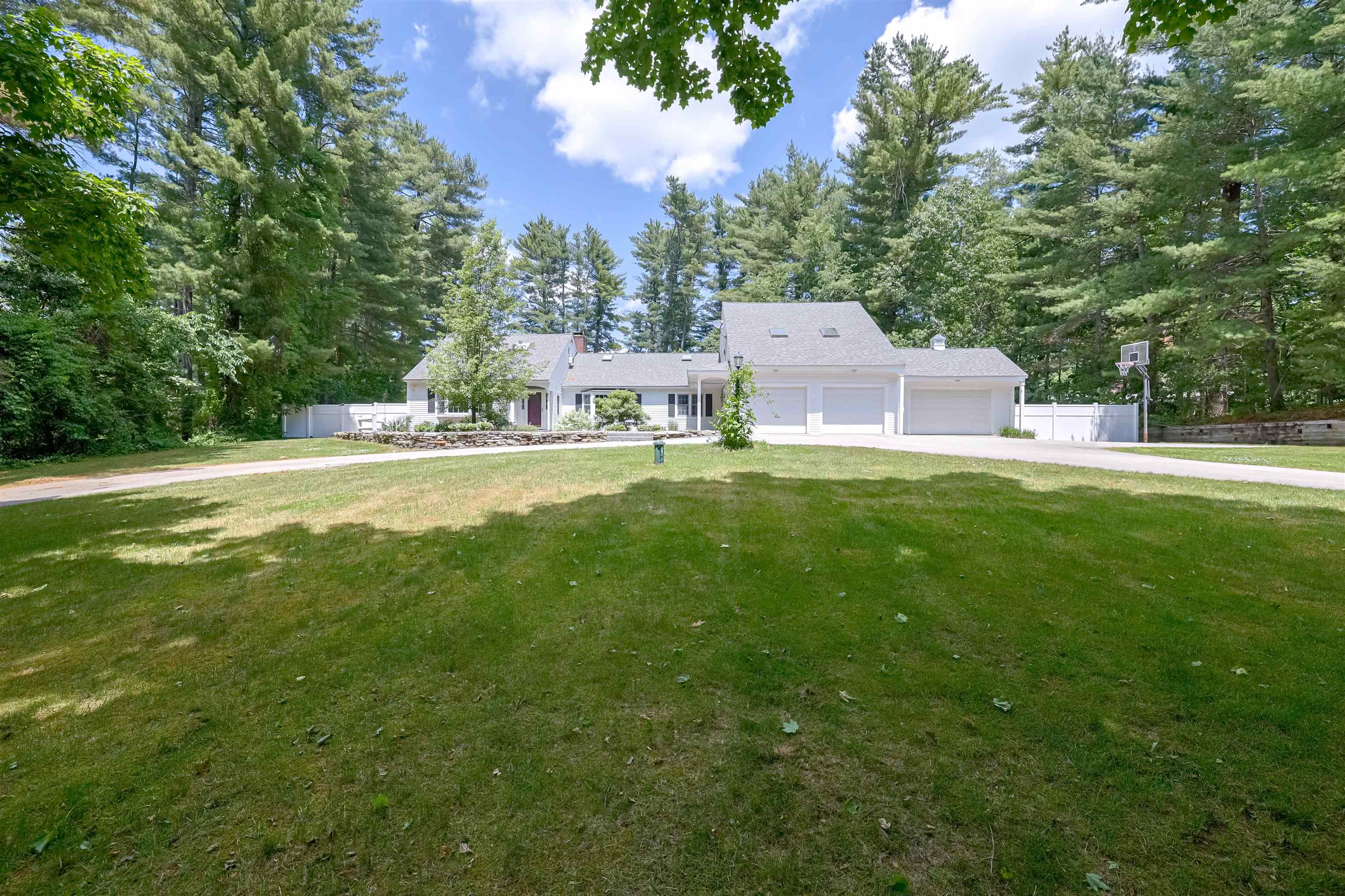 15 Pinewood Dr, Amherst, NH 03031