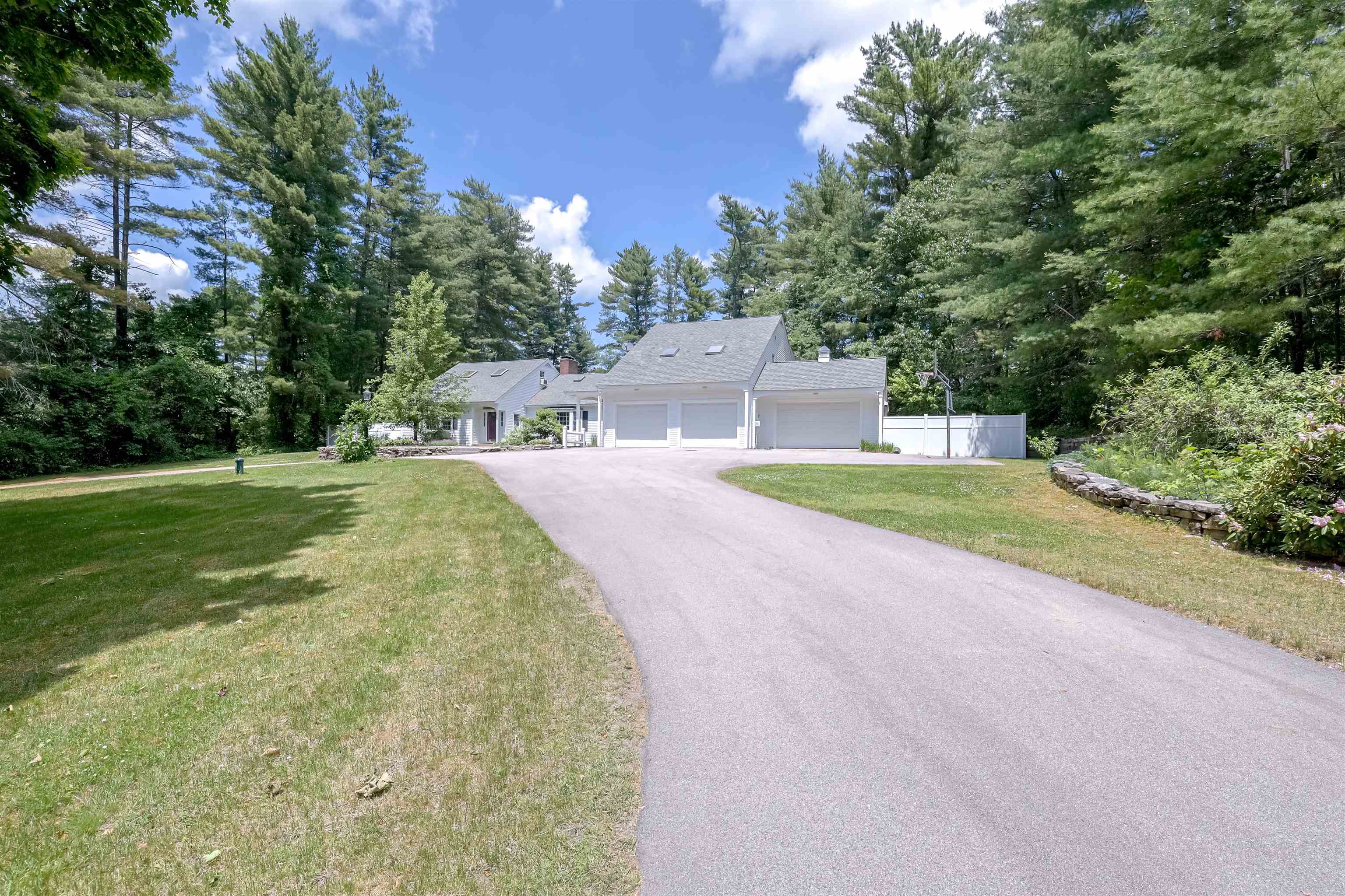 15 Pinewood Dr, Amherst, NH 03031