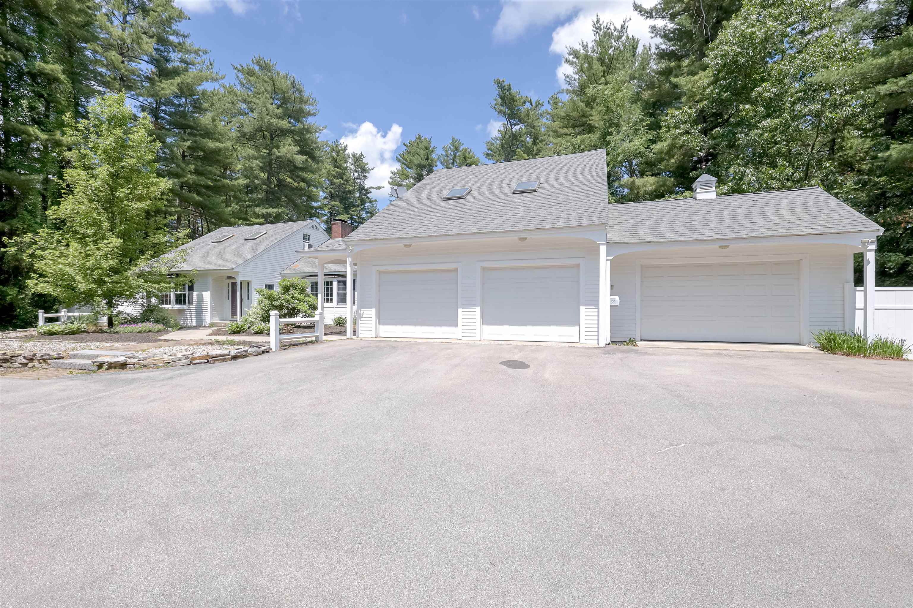 15 Pinewood Dr, Amherst, NH 03031