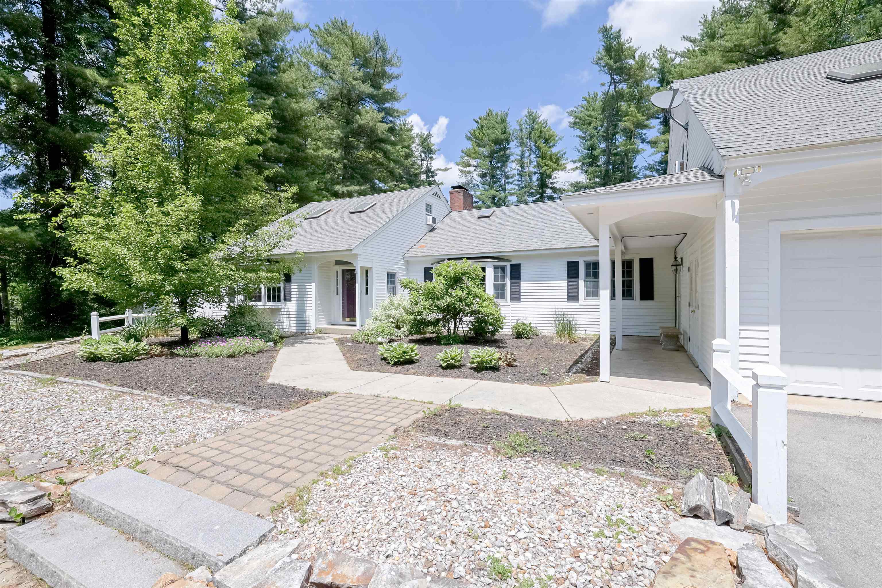 15 Pinewood Dr, Amherst, NH 03031