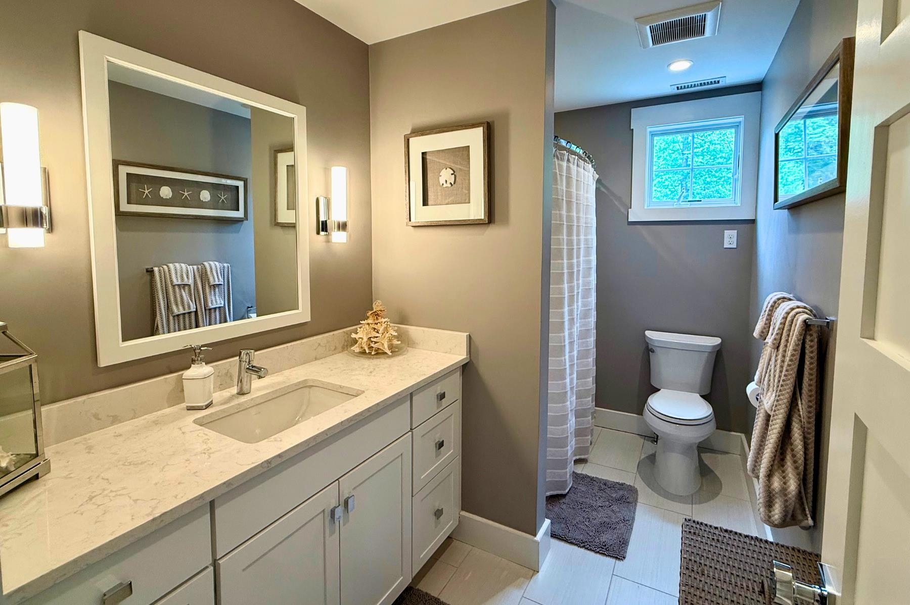 1 Mccarron Dr, Hampton, NH 03842