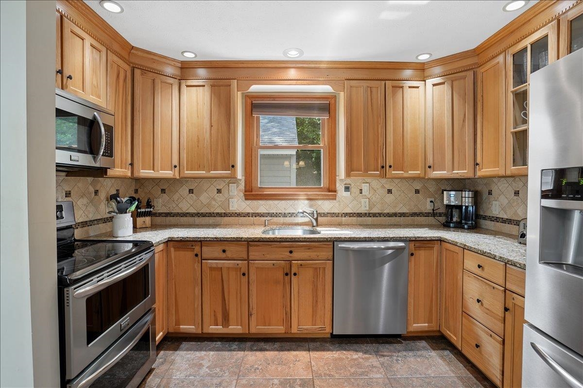 4 Gosselin Ave, Hooksett, NH 03106