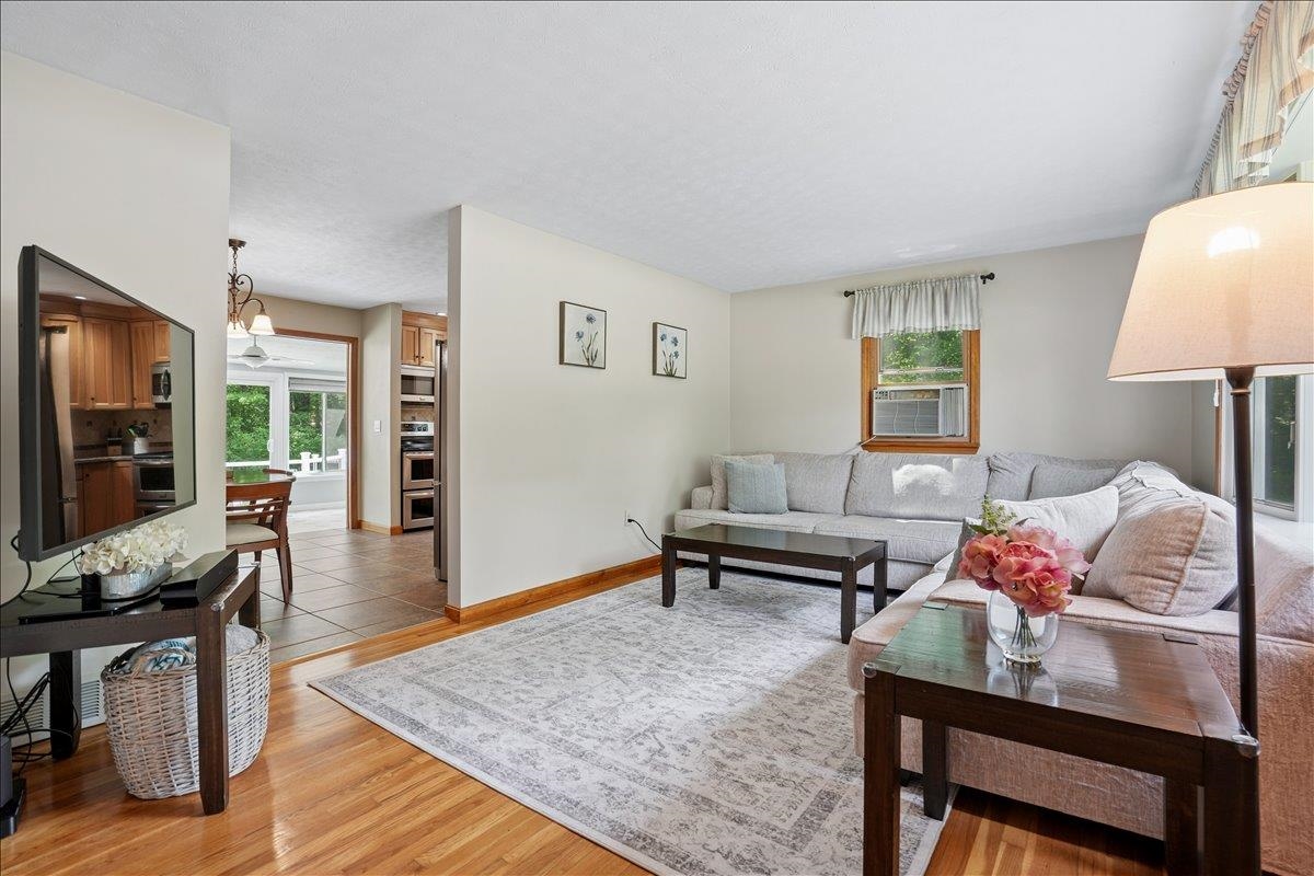 4 Gosselin Ave, Hooksett, NH 03106