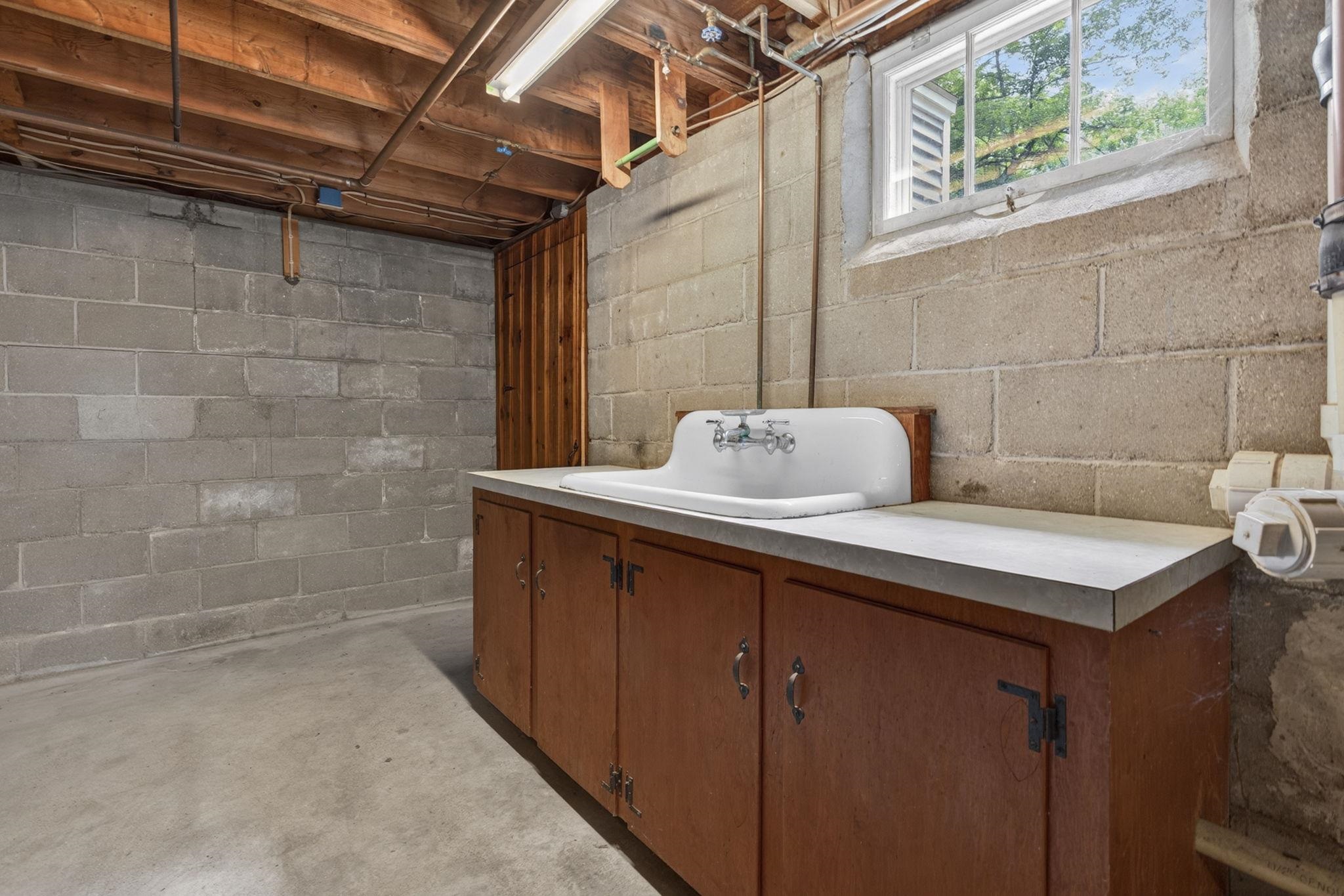 42 Oak St, Rochester, NH 03839