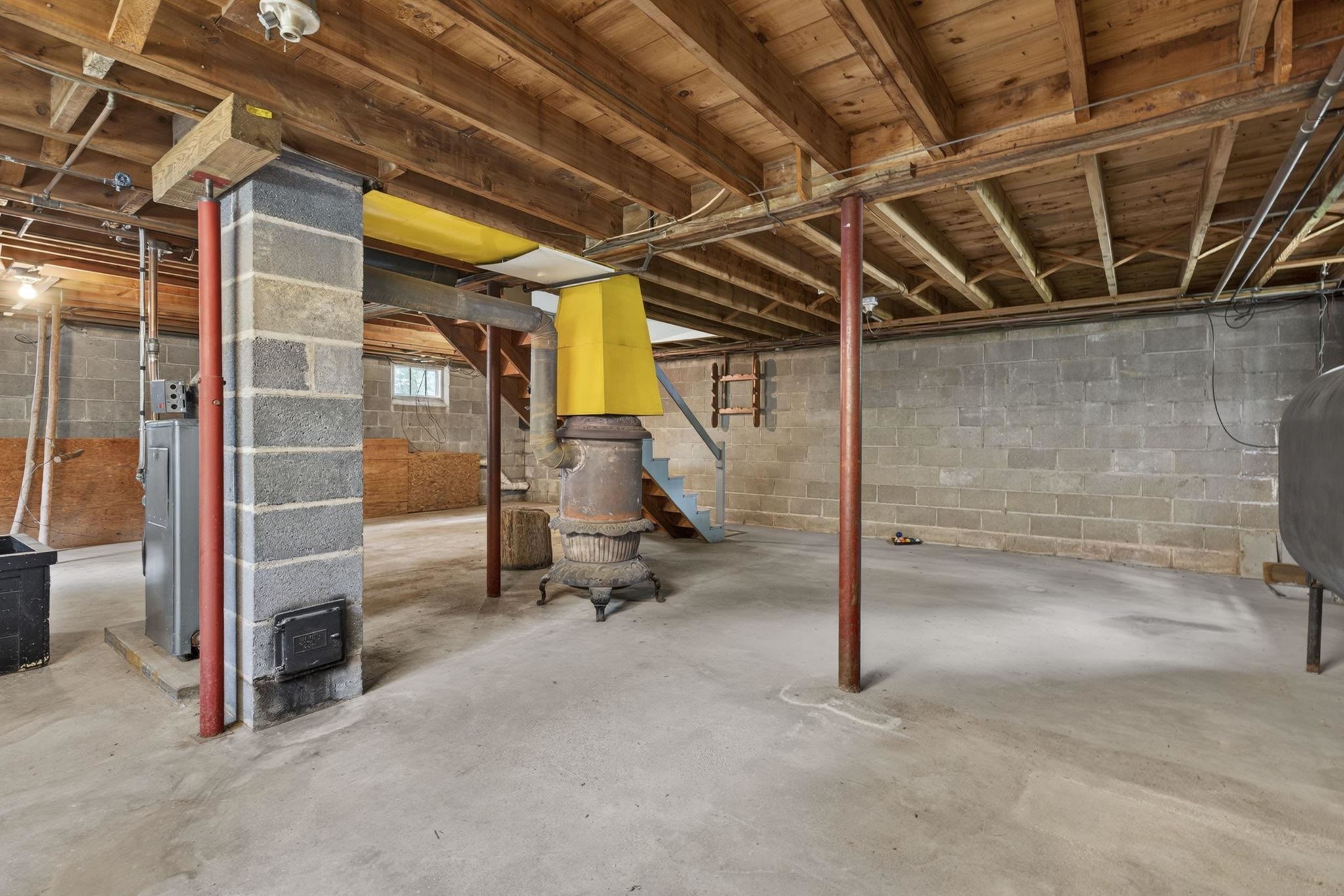 42 Oak St, Rochester, NH 03839