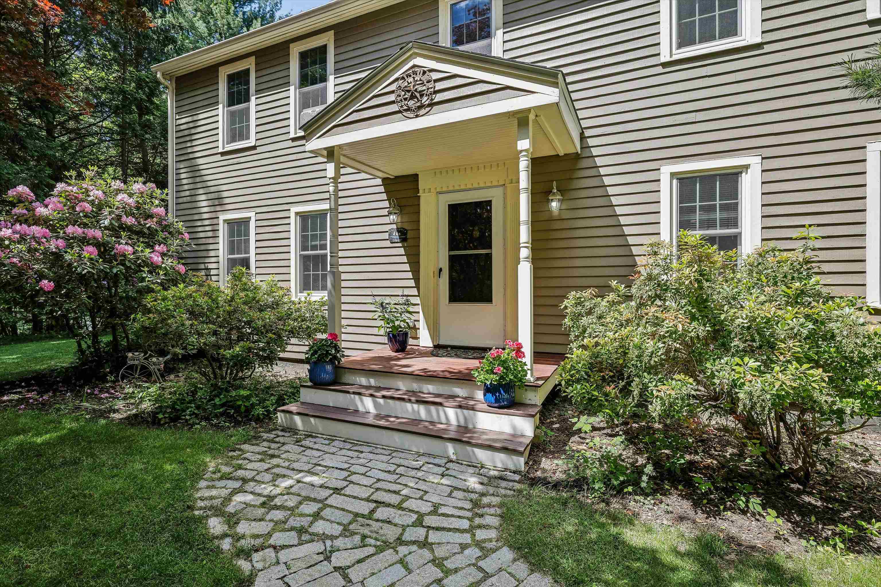 17 Candlewood Dr, Amherst, NH 03031