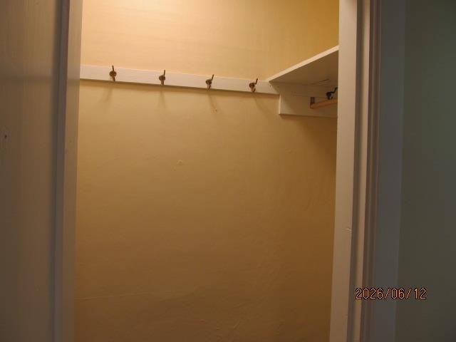 1st Bedroom Closet 25524592