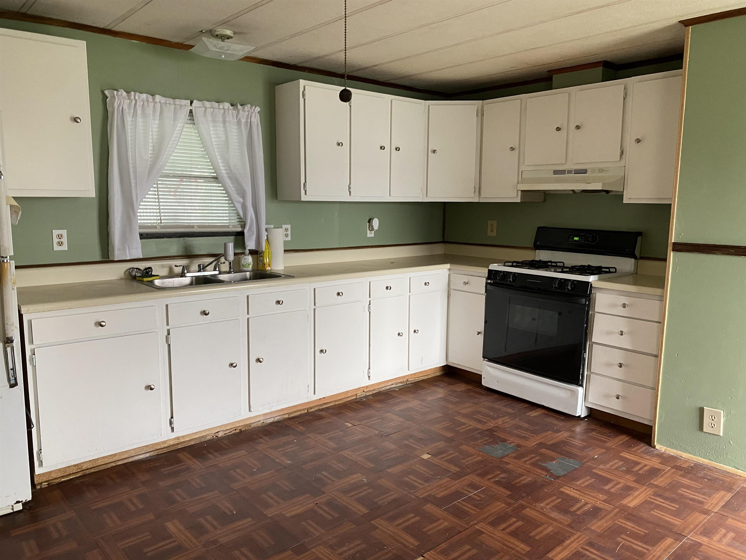 96 Whippoorwill St, Seabrook, NH 03874