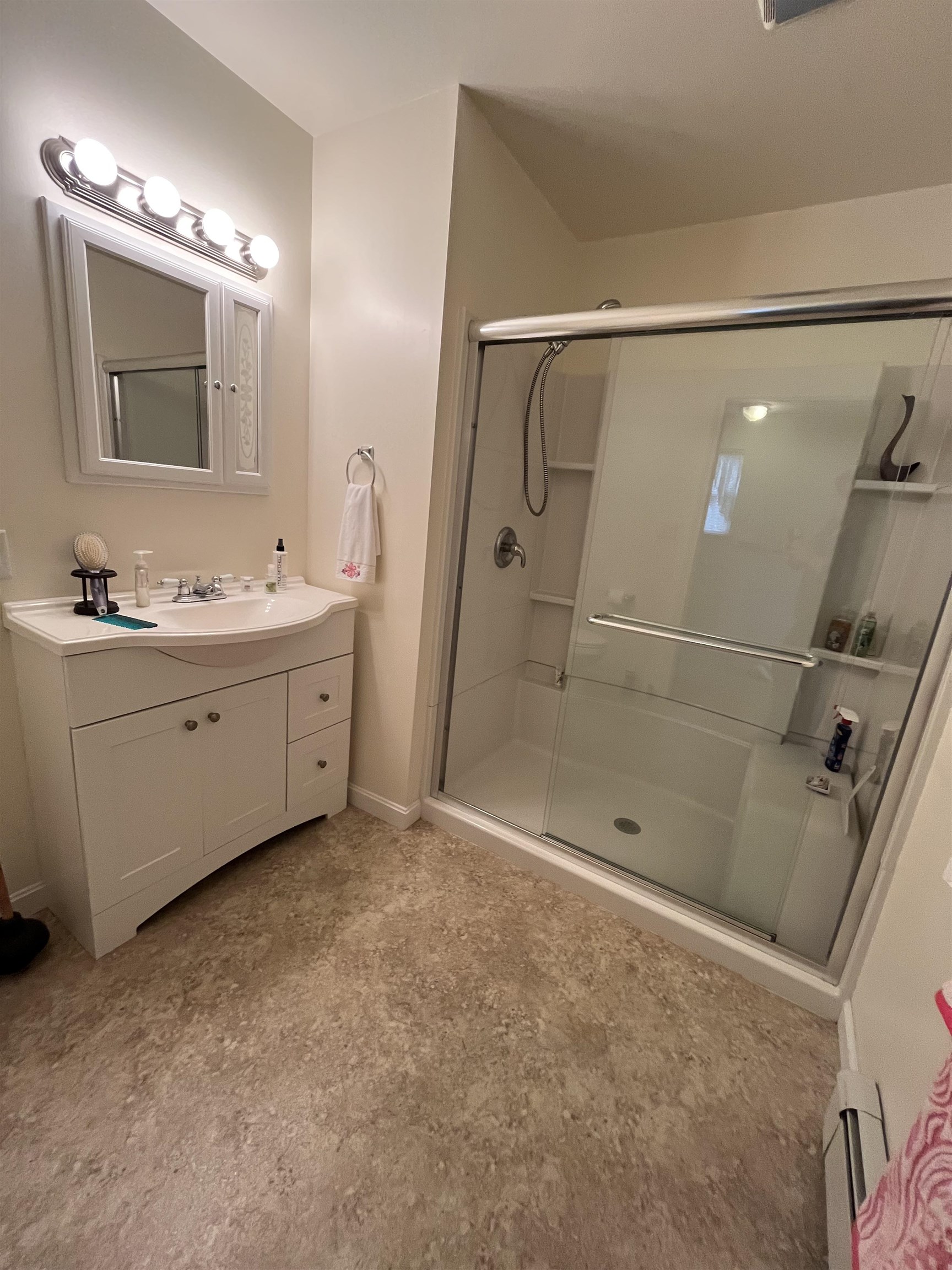 2nd floor 3/4  bathroom 25547681