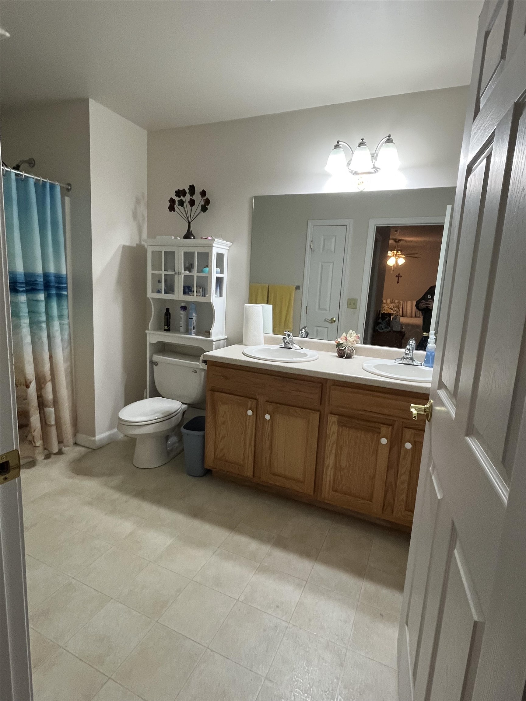 1st floor master bathroom 25547678