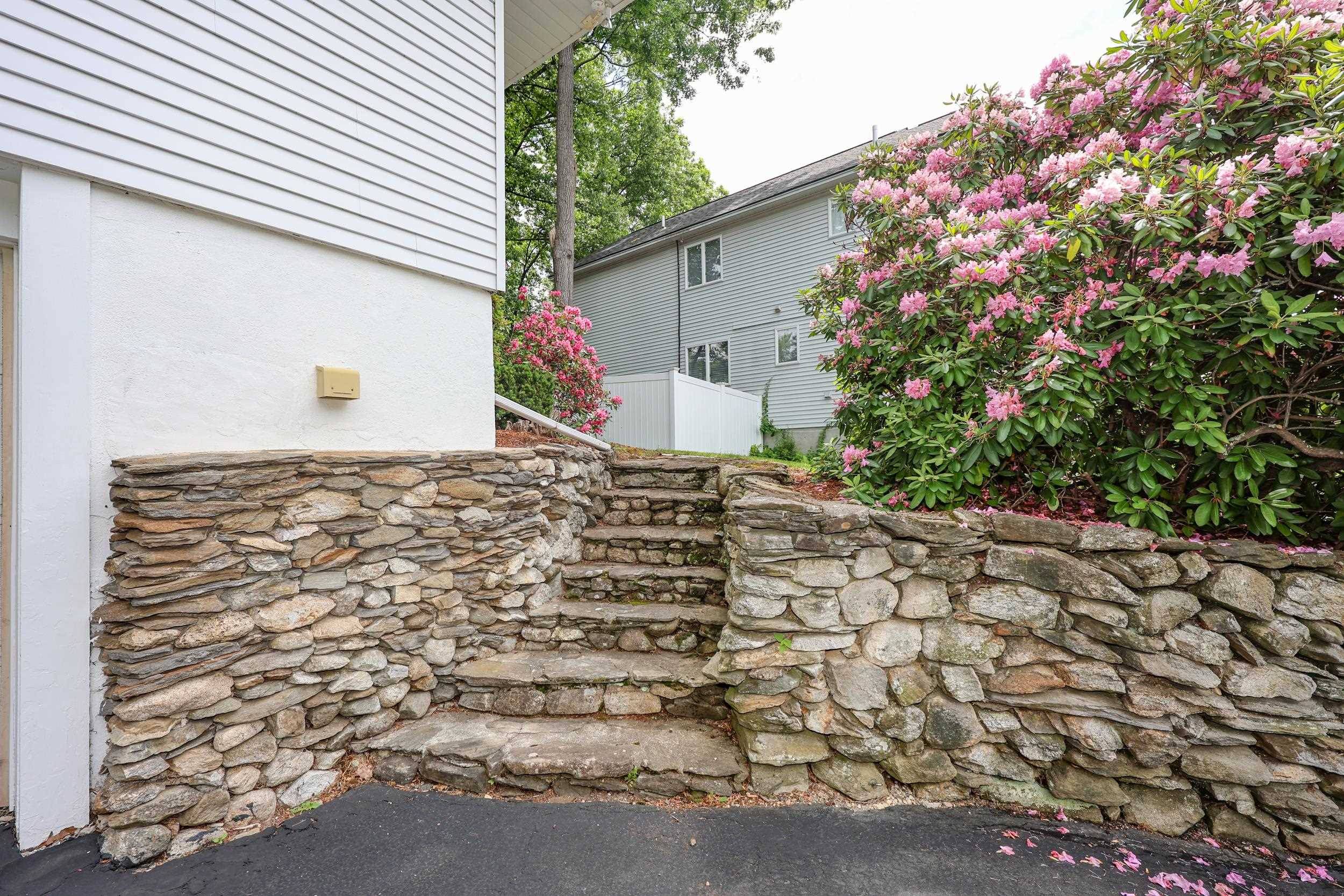 41 Bruce Rd, Manchester, NH 03104