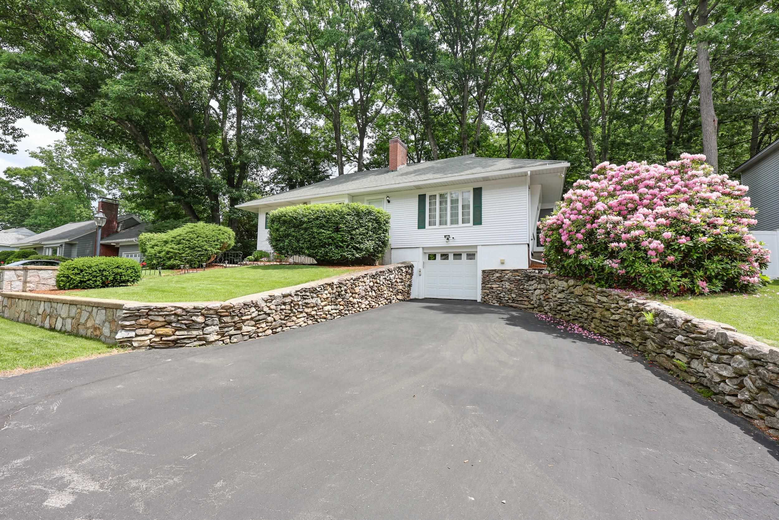 41 Bruce Rd, Manchester, NH 03104