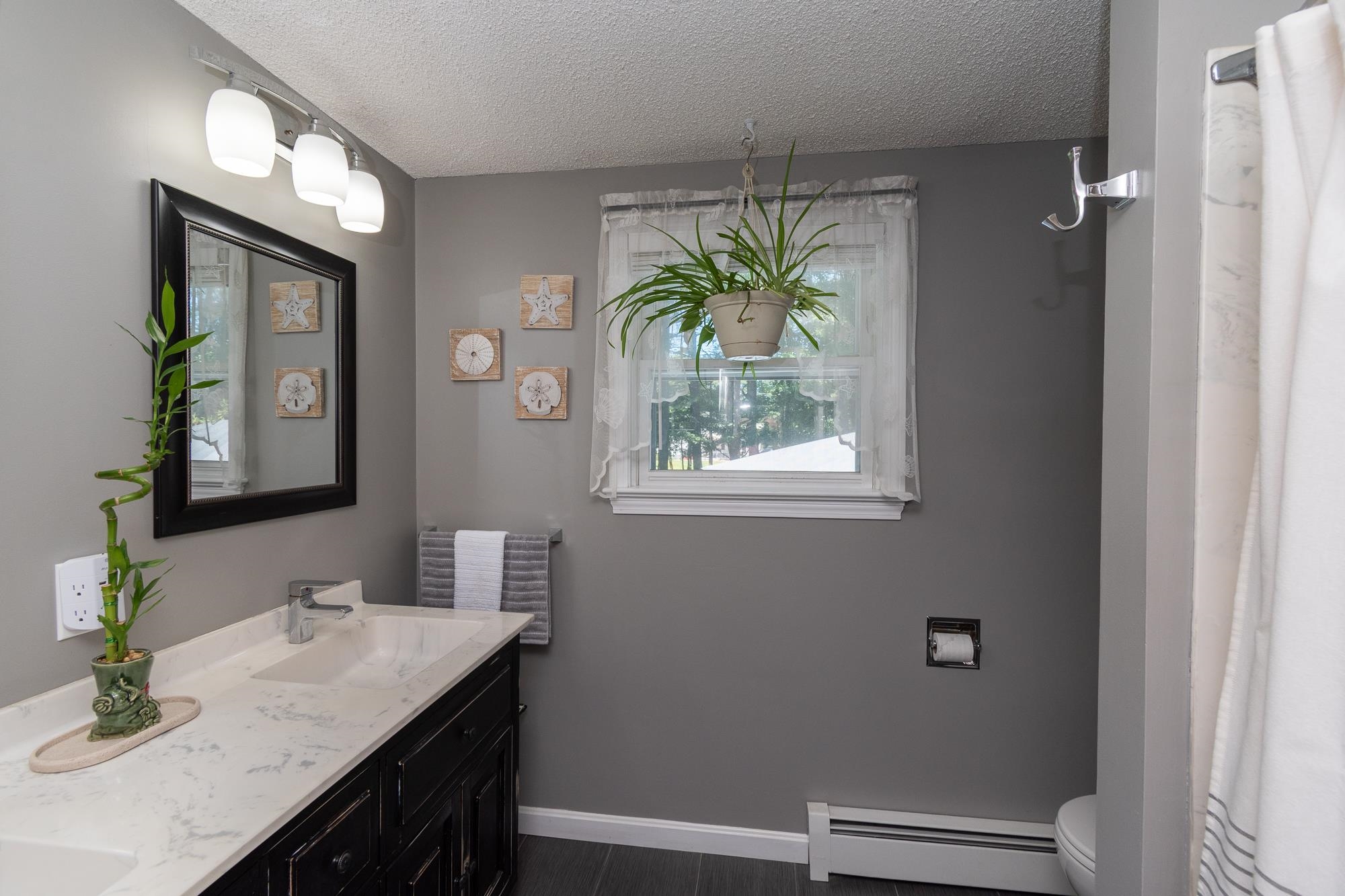 96 Ellingwood St, Manchester, NH 03103