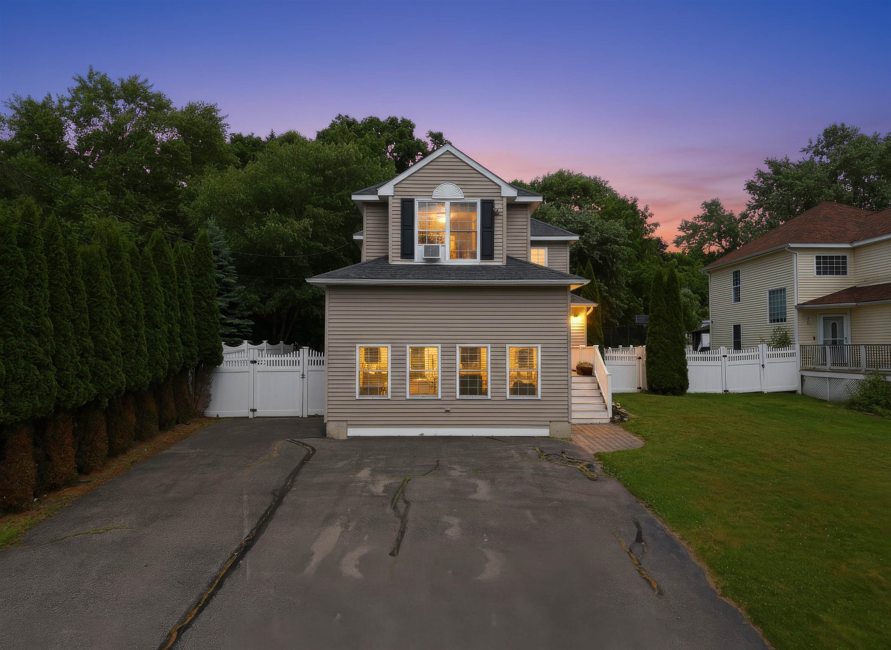 12 Lamprey St, Newmarket, NH 03857