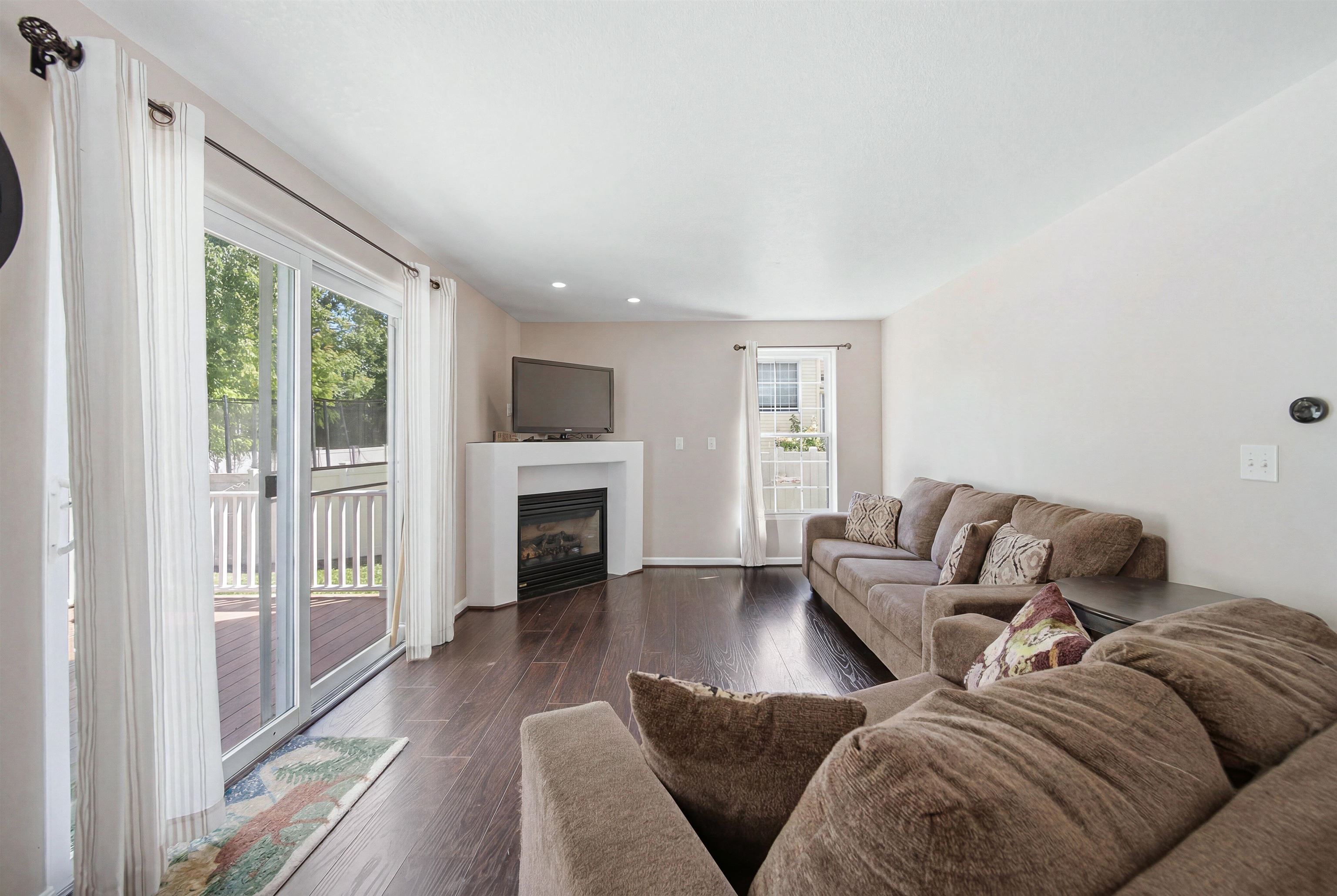 12 Lamprey St, Newmarket, NH 03857