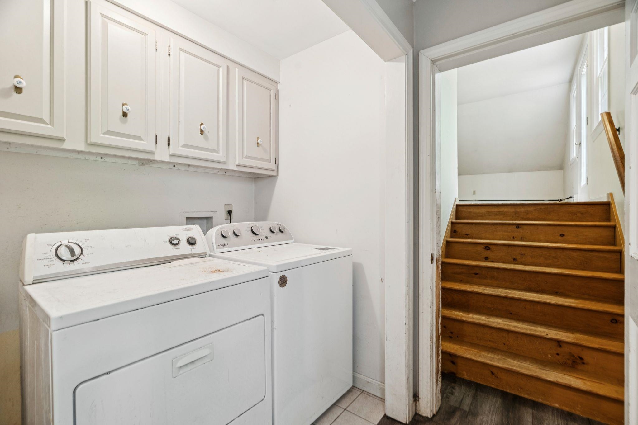 Laundry off kitchen / stairs to ADU 25578176