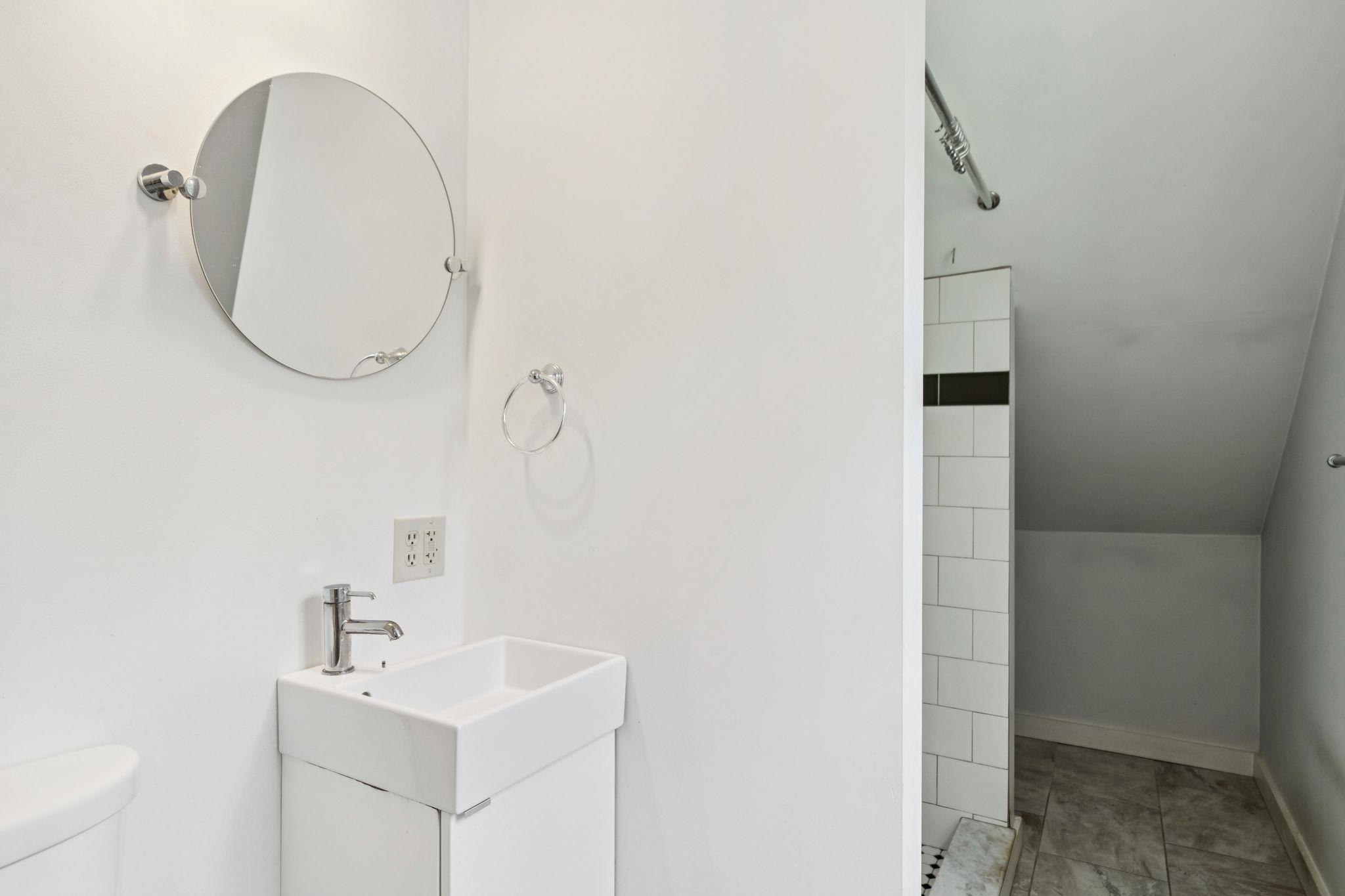 ADU Bath 25578172