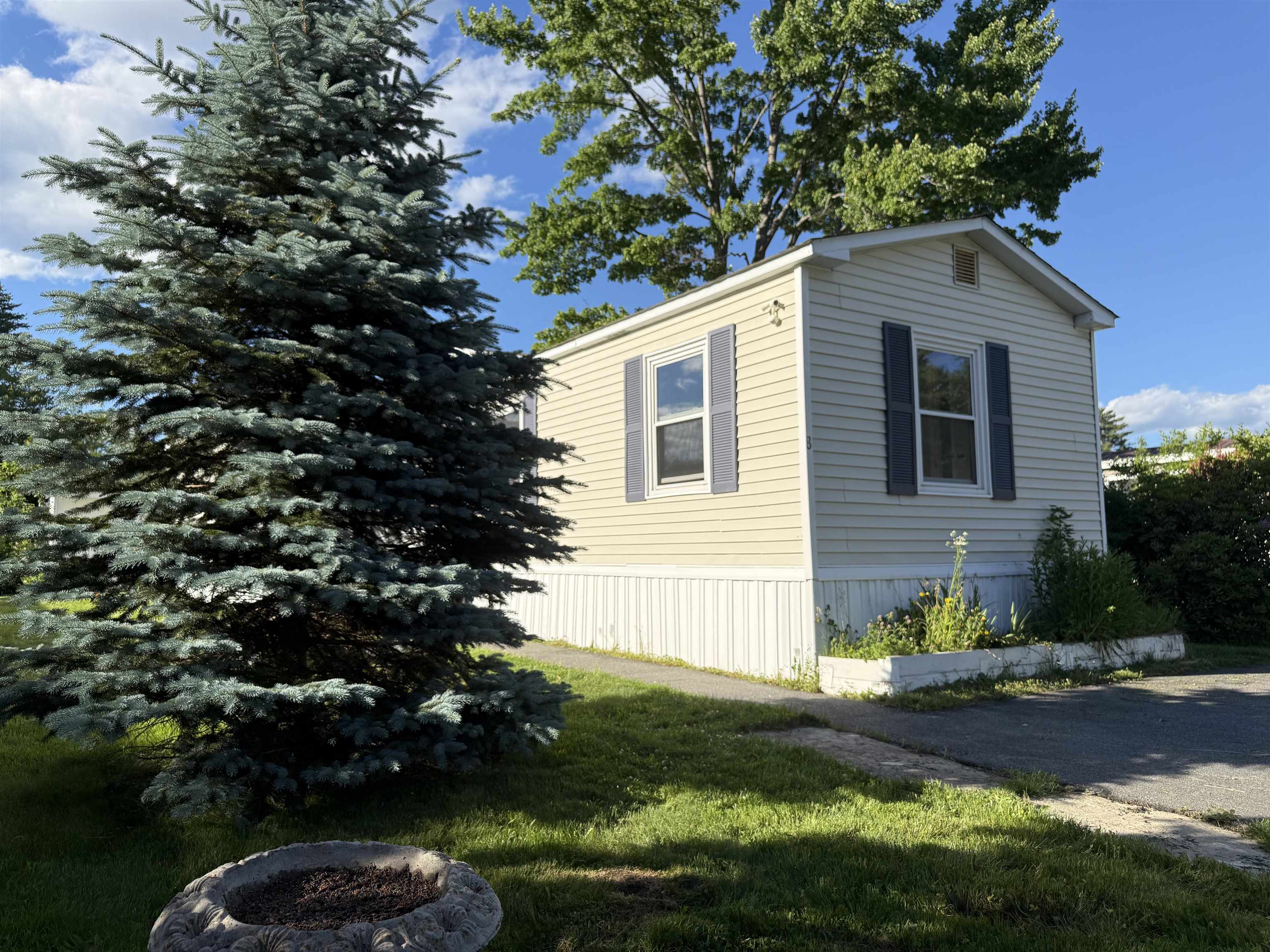 8 South Emperor Dr, Concord, NH 03303