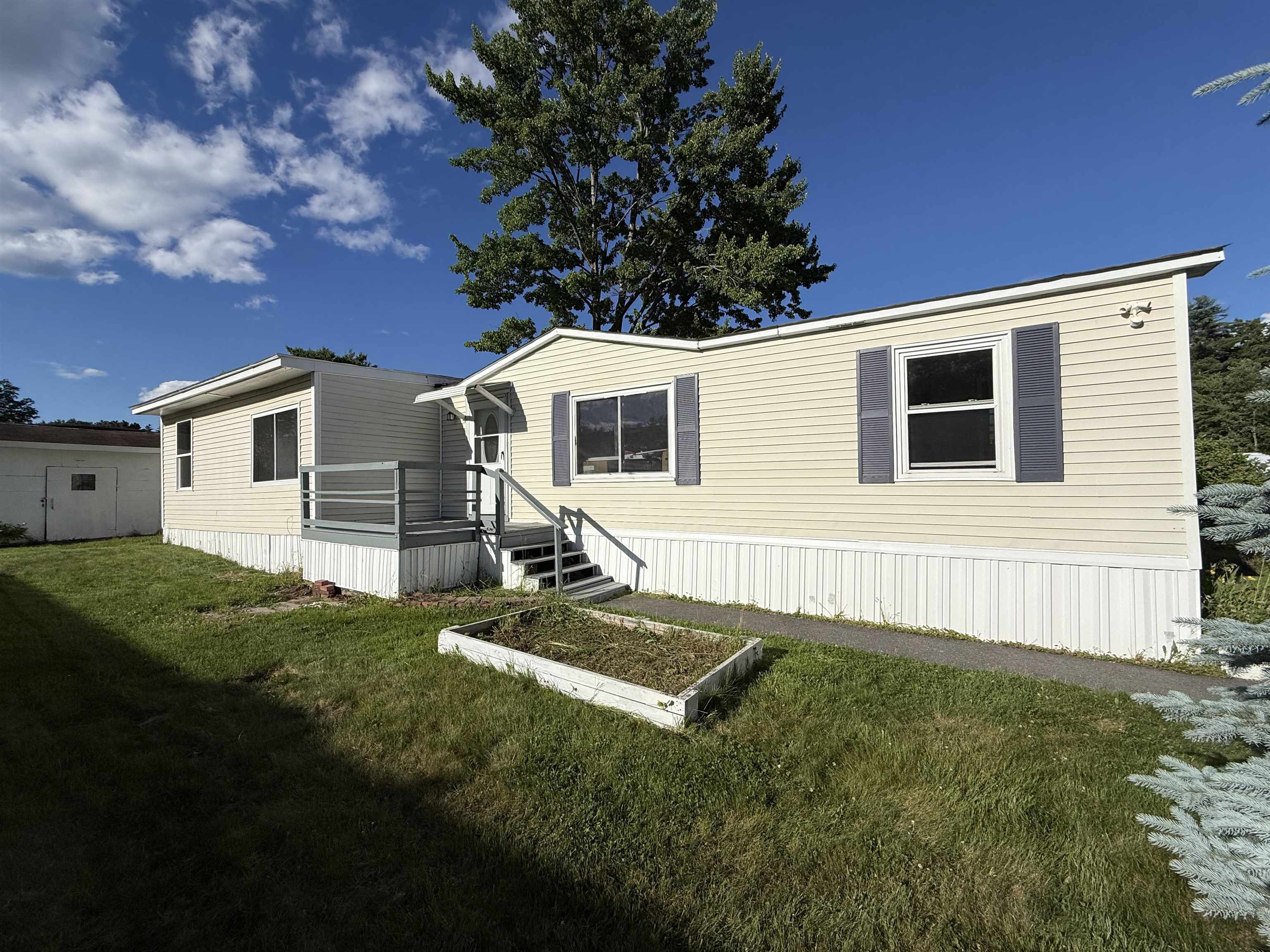 8 South Emperor Dr, Concord, NH 03303