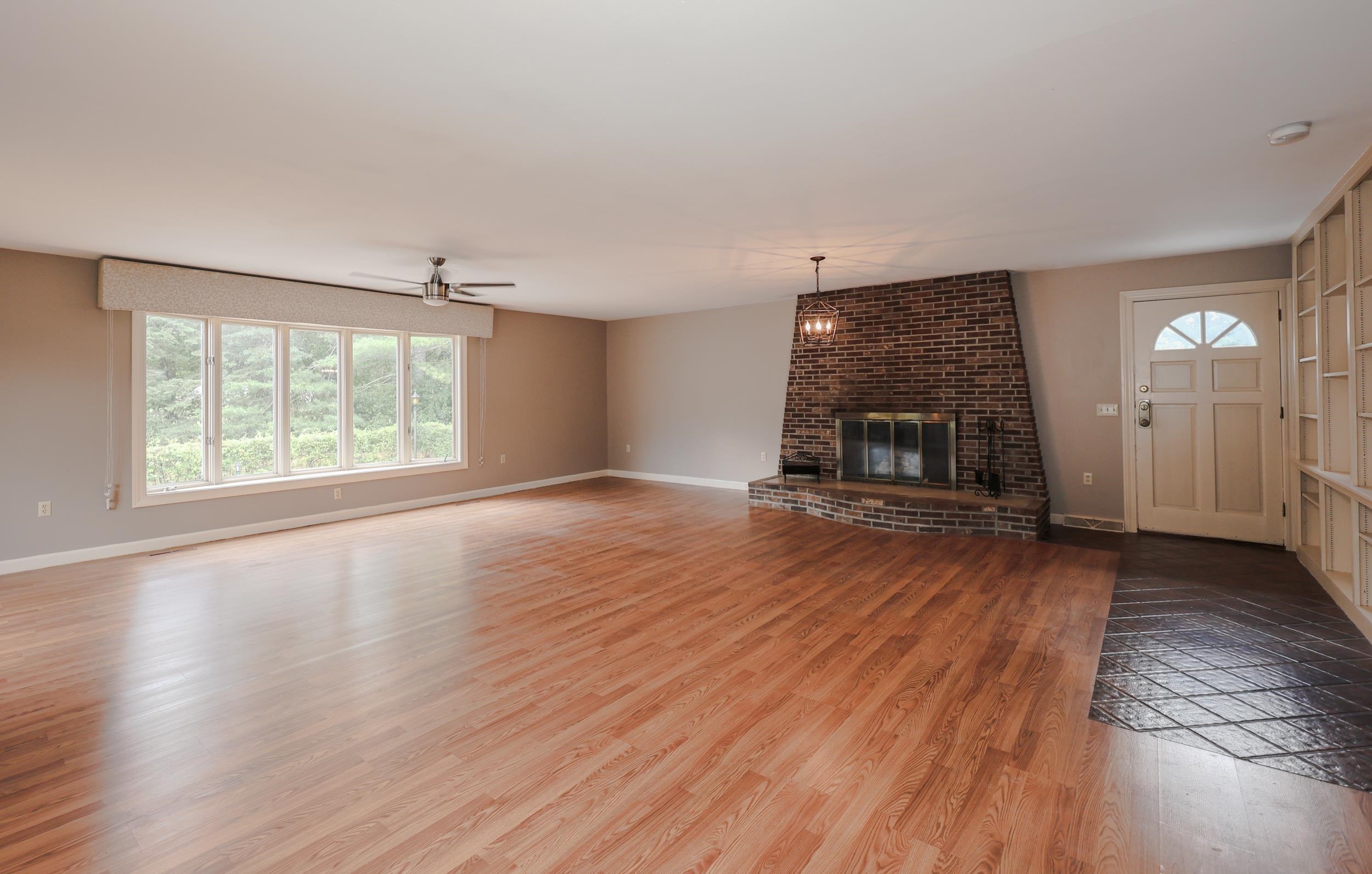3 Mockingbird Ln, Hudson, NH 03051