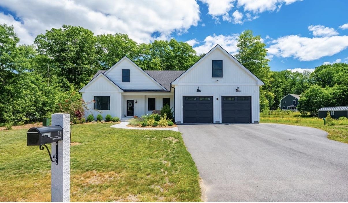 19 Peterson Rd, Rochester, NH 03839