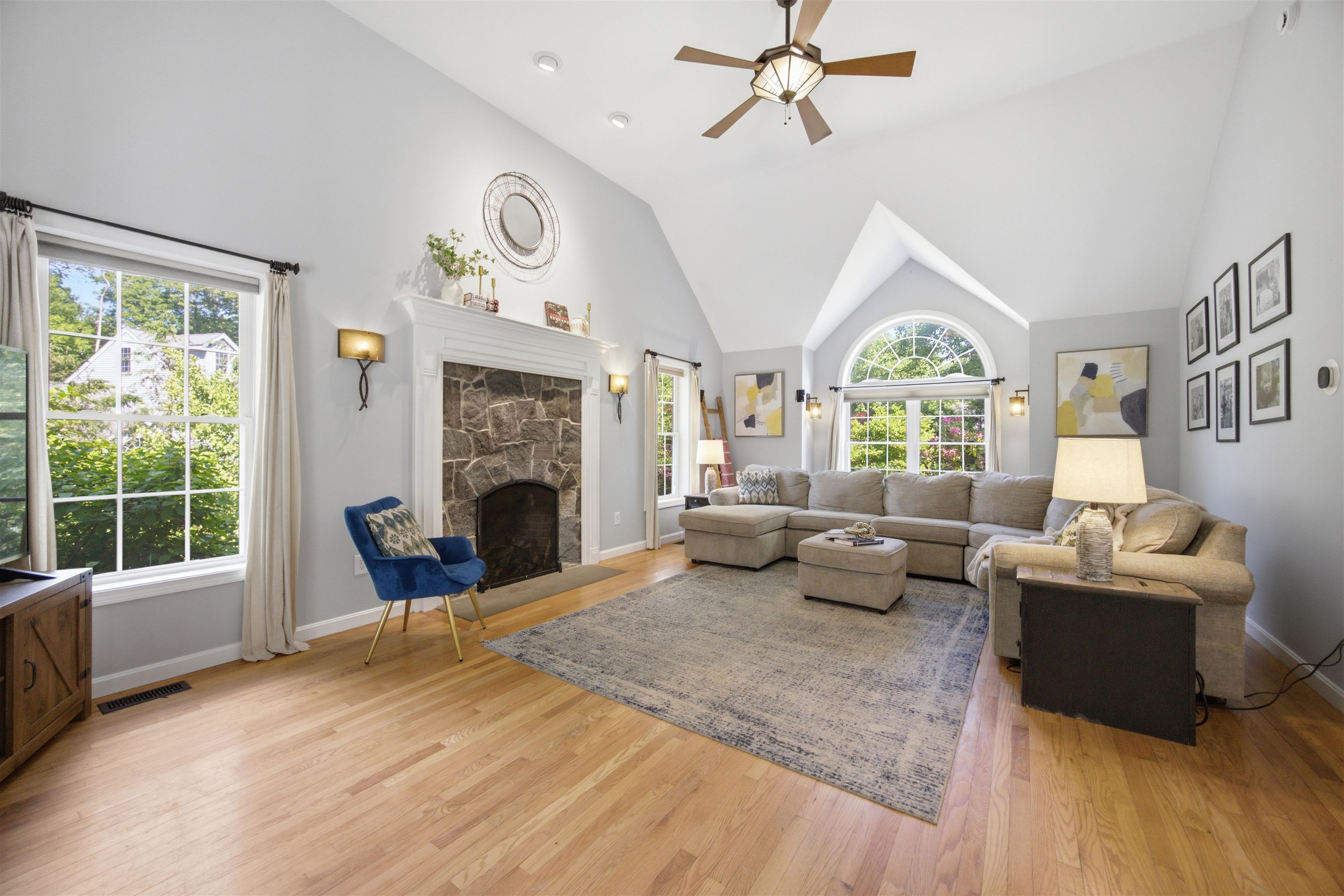 8 Evergreen Dr, Plaistow, NH 03865