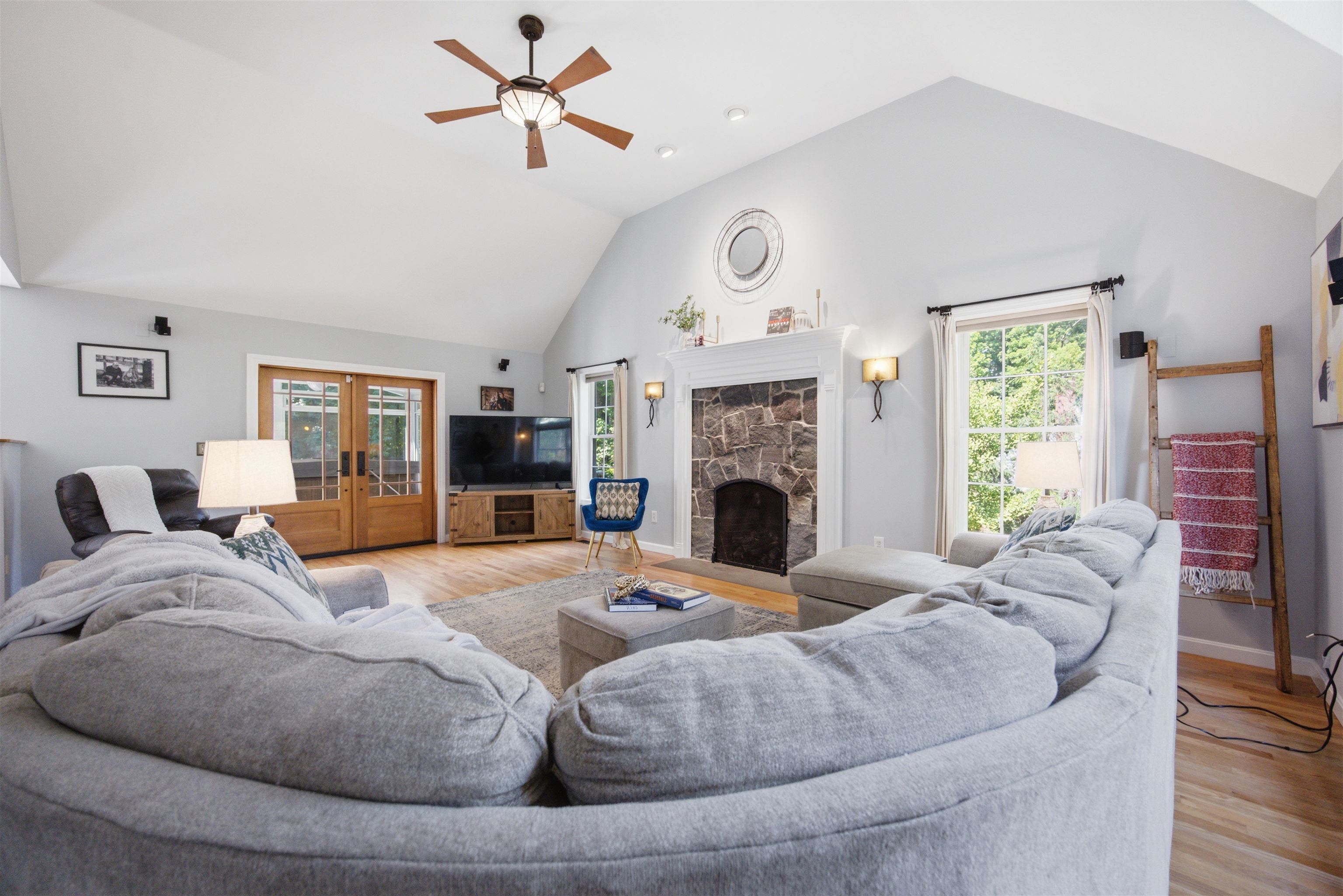 8 Evergreen Dr, Plaistow, NH 03865