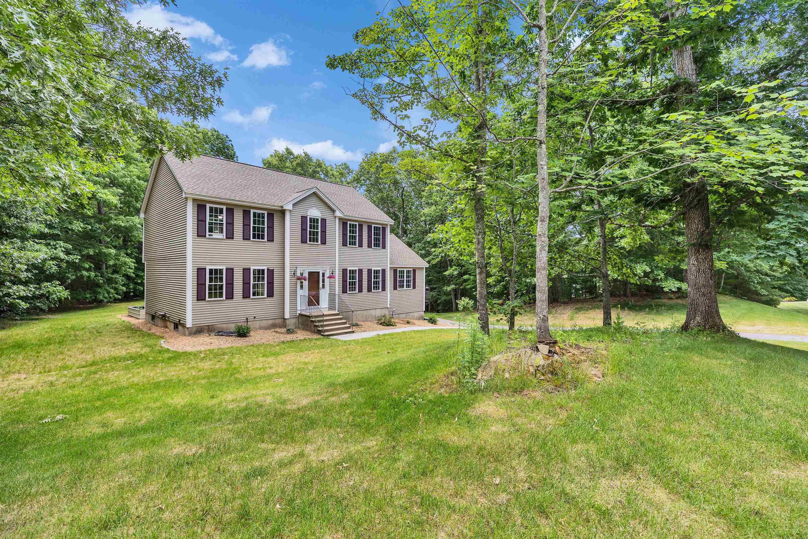 64 Seasons Ln, Londonderry, NH 03053