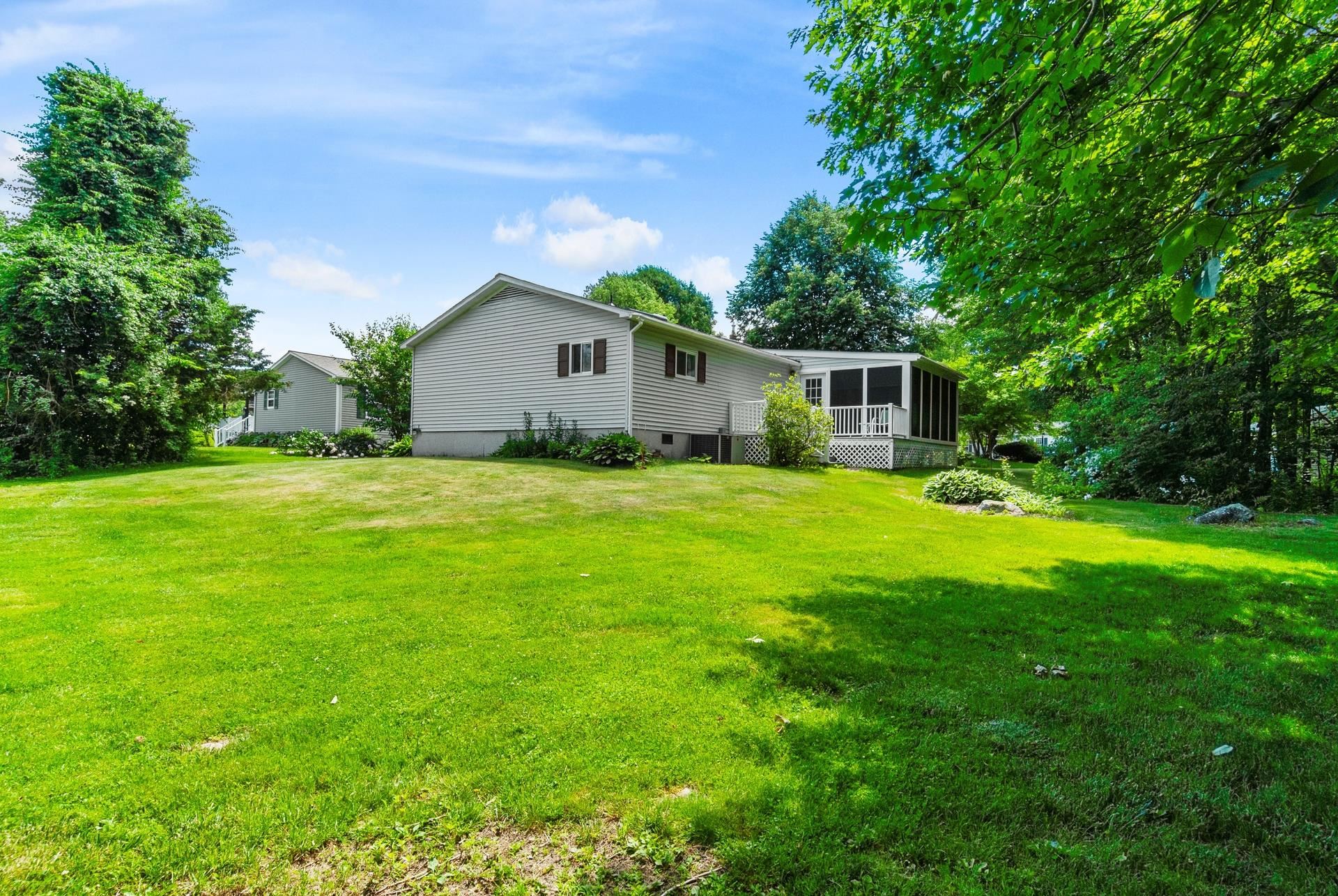 10 Aberdeen Dr, Stratham, NH 03885