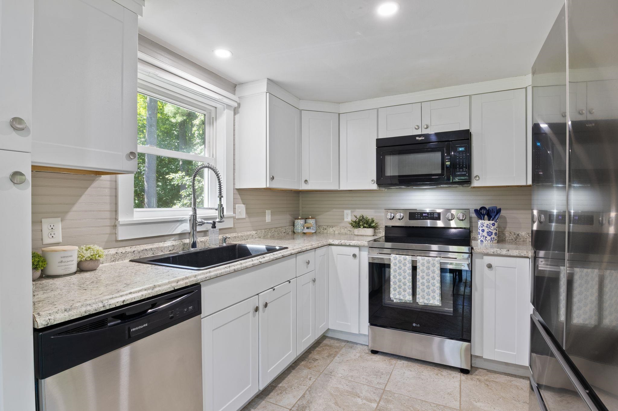 8 Diana Rd, Derry, NH 03038