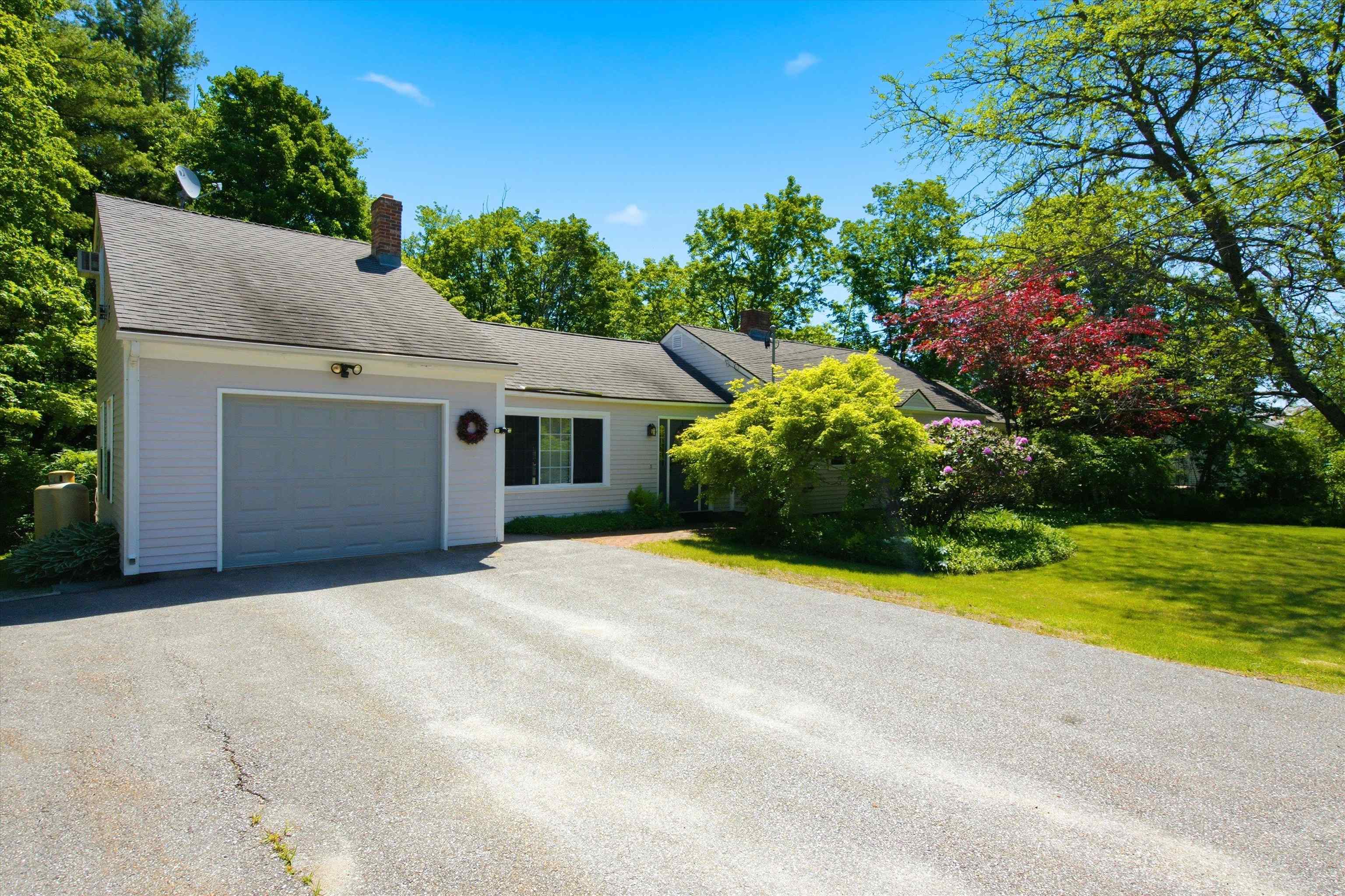 221 School St, Tilton, NH 03276