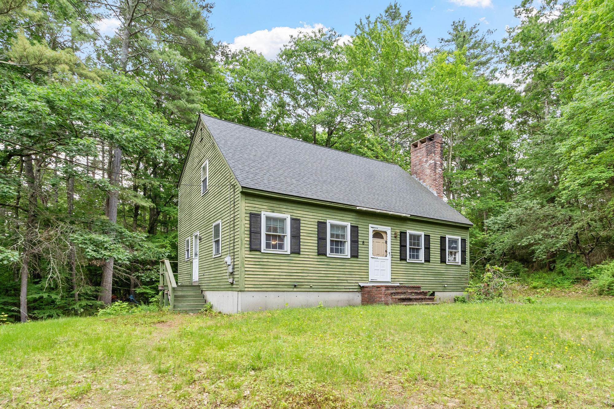 8 Naticook Rd, Merrimack, NH 03054