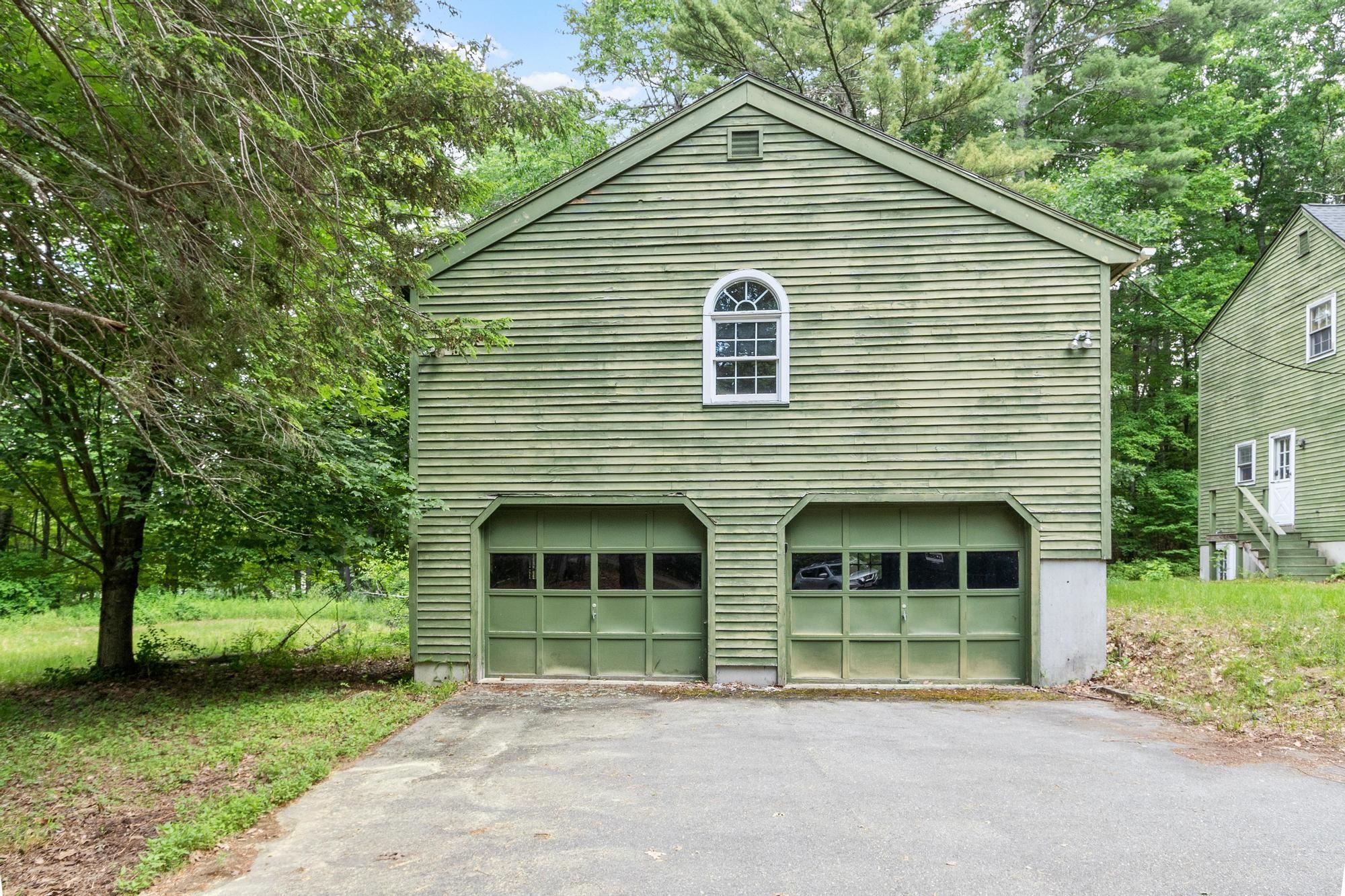 8 Naticook Rd, Merrimack, NH 03054