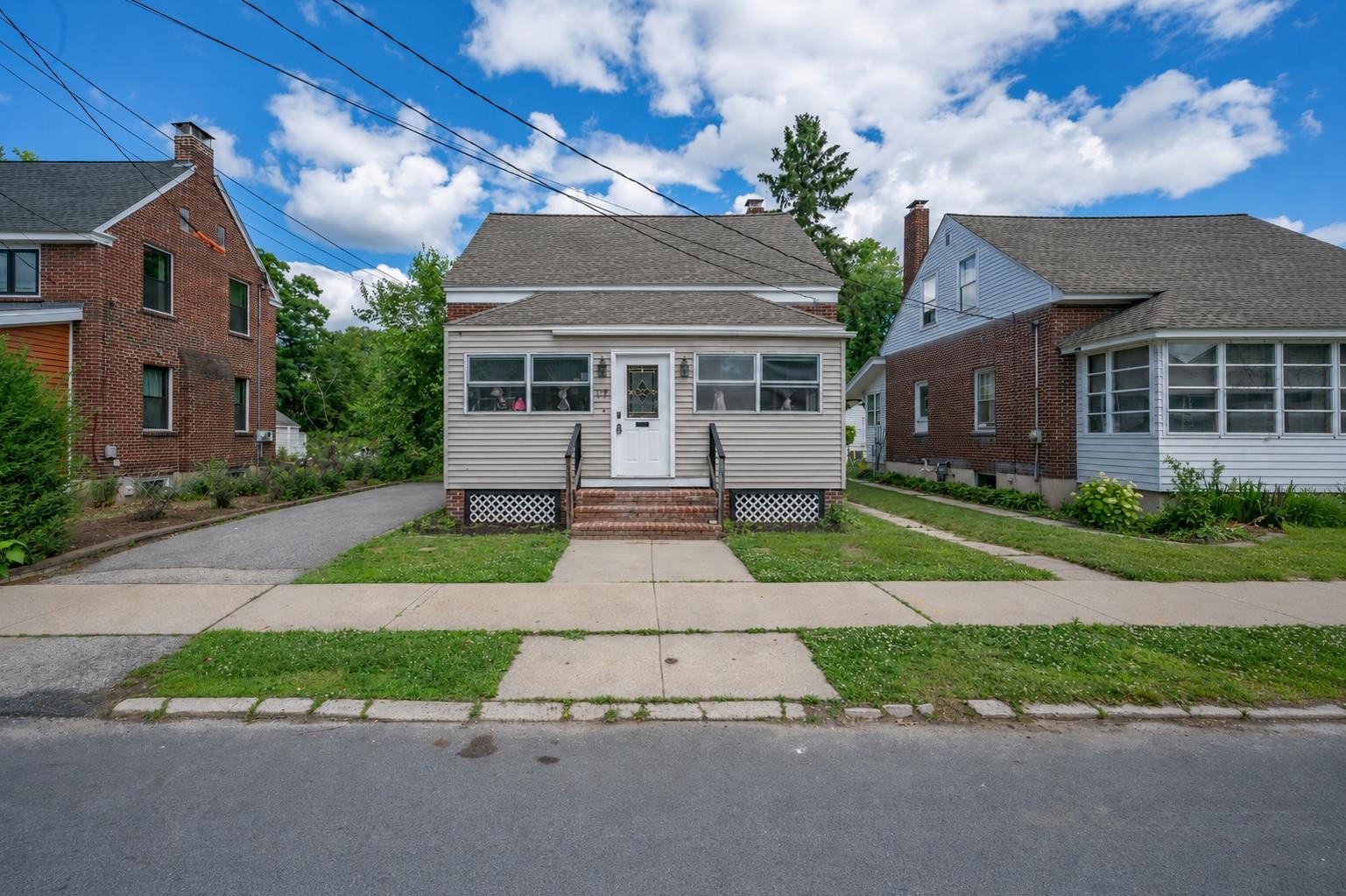 17 Grand Ave, Nashua, NH 03060