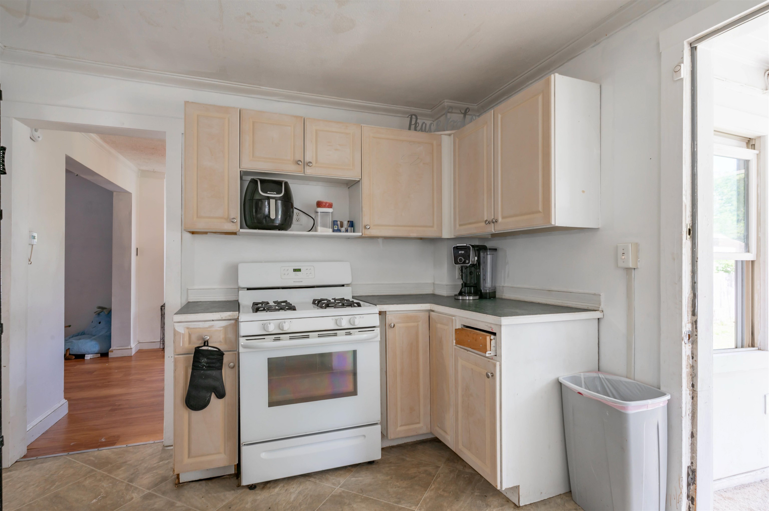17 Grand Ave, Nashua, NH 03060