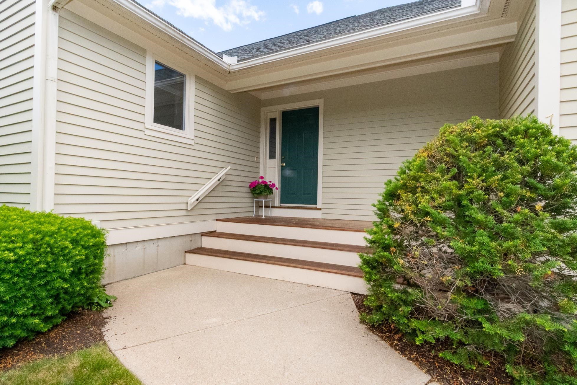 7 St Andrews Dr, Bedford, NH 03110