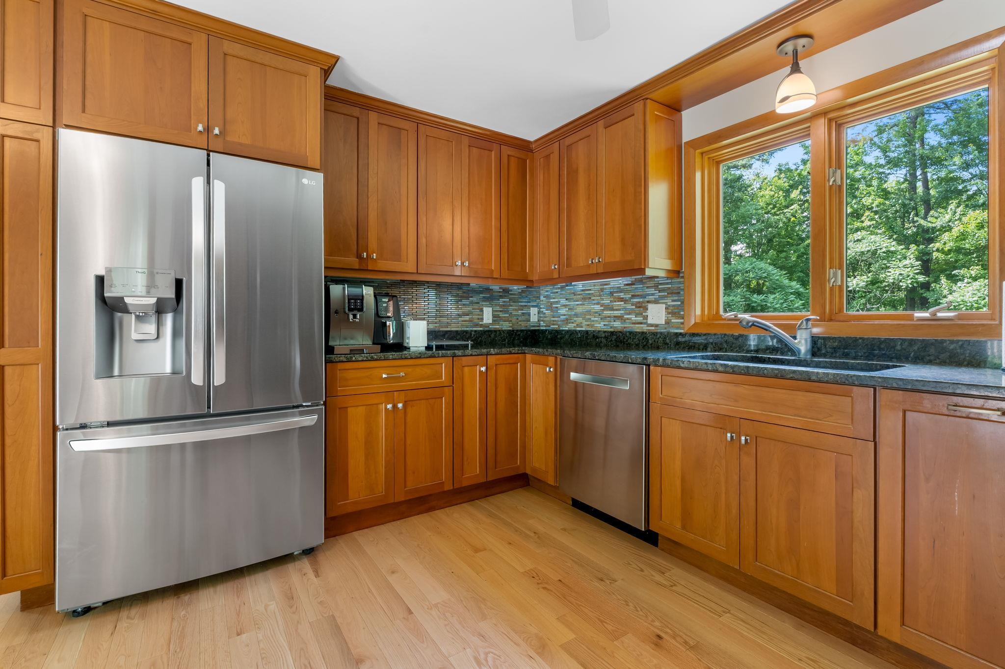 6 Summer Dr, Londonderry, NH 03053