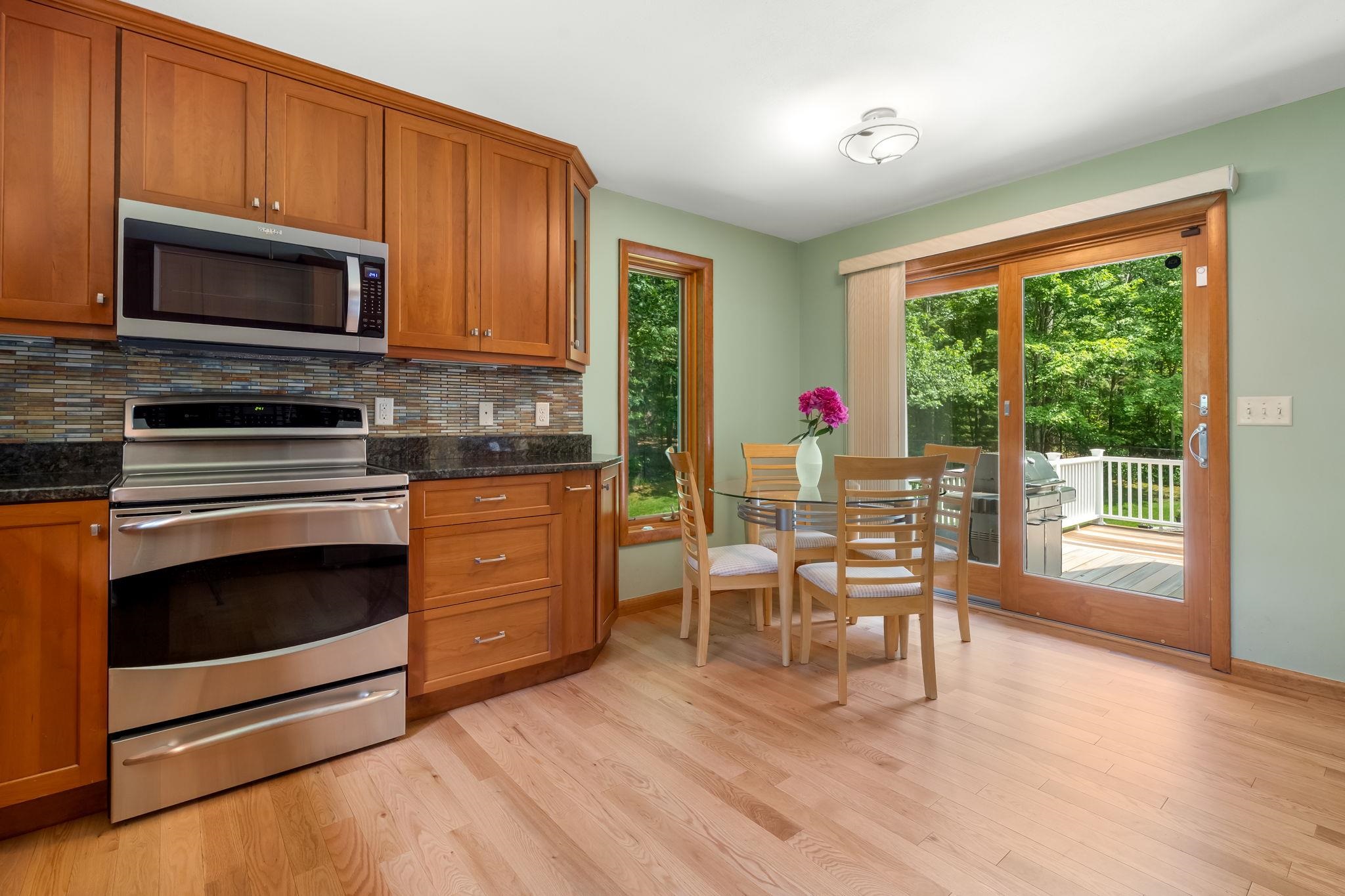6 Summer Dr, Londonderry, NH 03053
