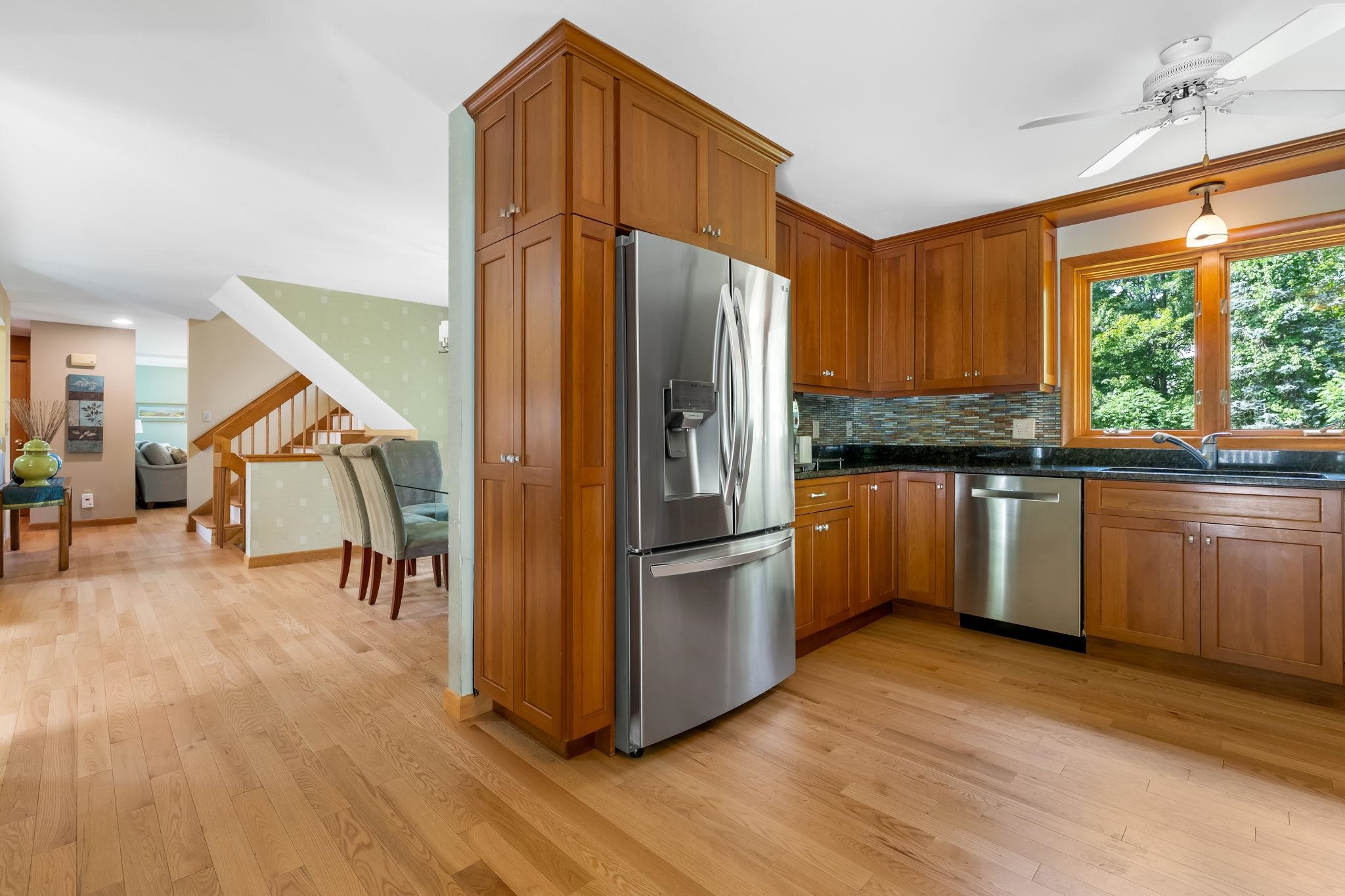 6 Summer Dr, Londonderry, NH 03053