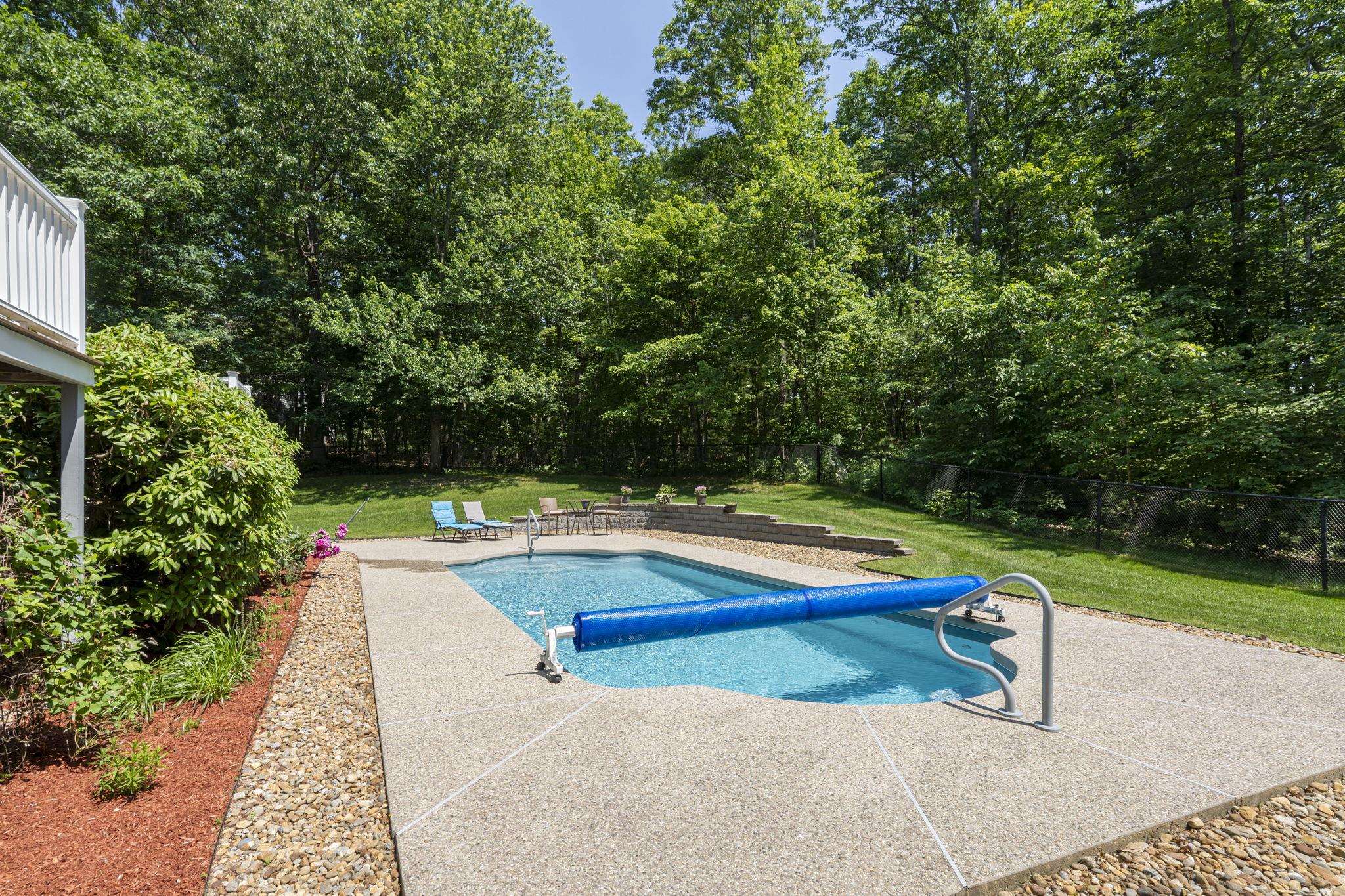 6 Summer Dr, Londonderry, NH 03053