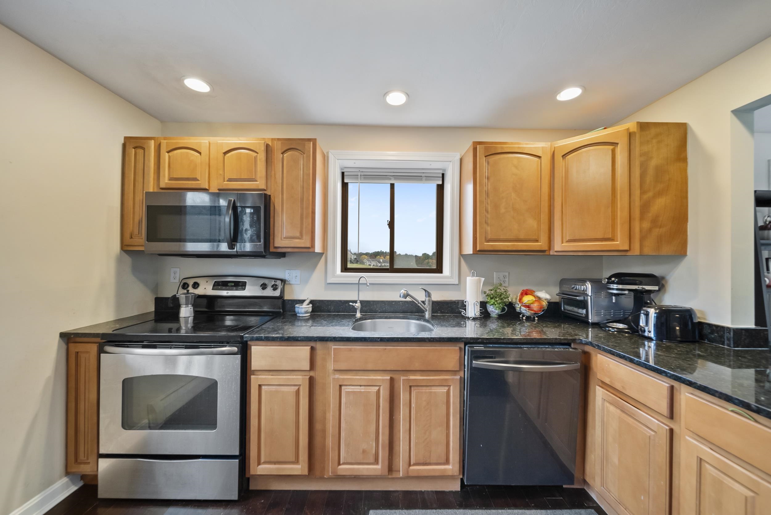 69 Bayberry Ln, Londonderry, NH 03053