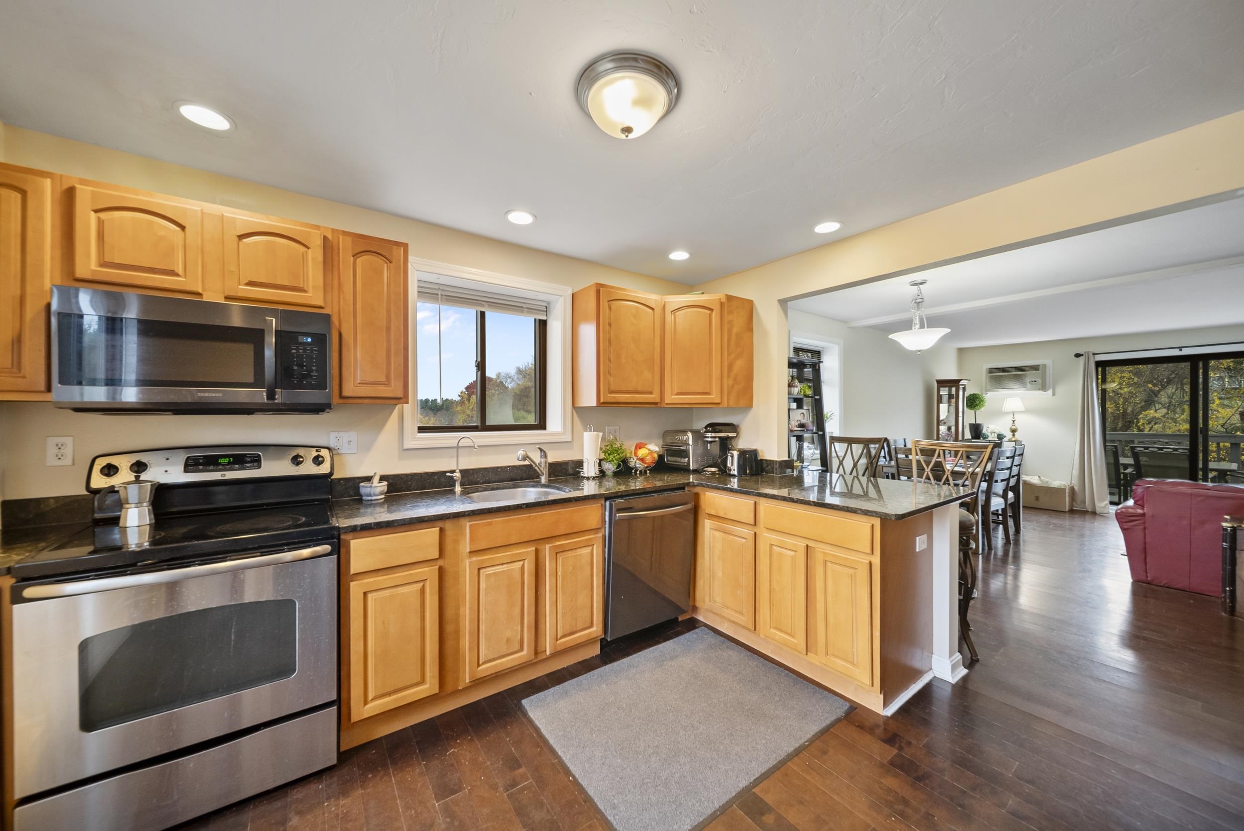 69 Bayberry Ln, Londonderry, NH 03053