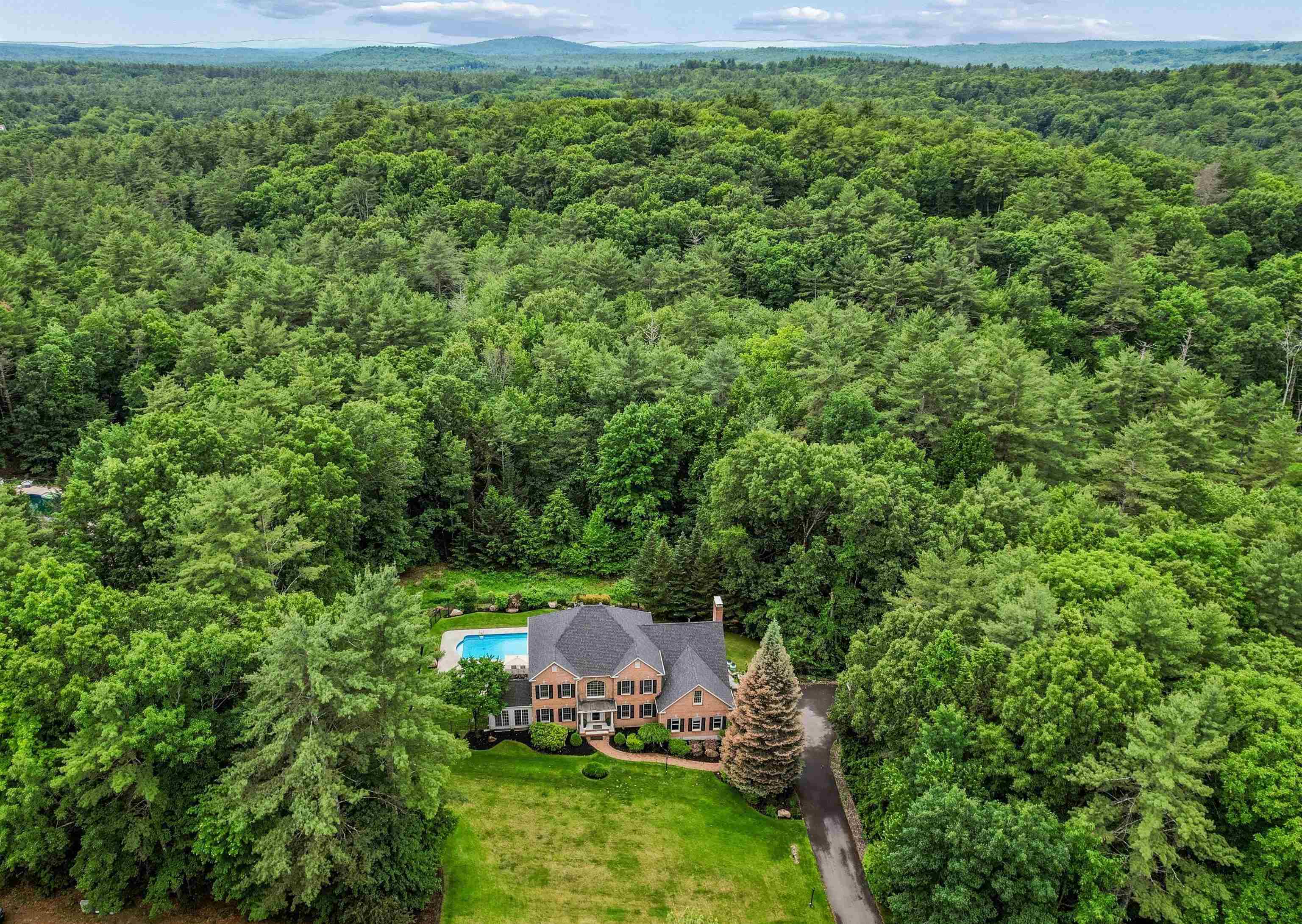 15 Strafford Ln, Bedford, NH 03110