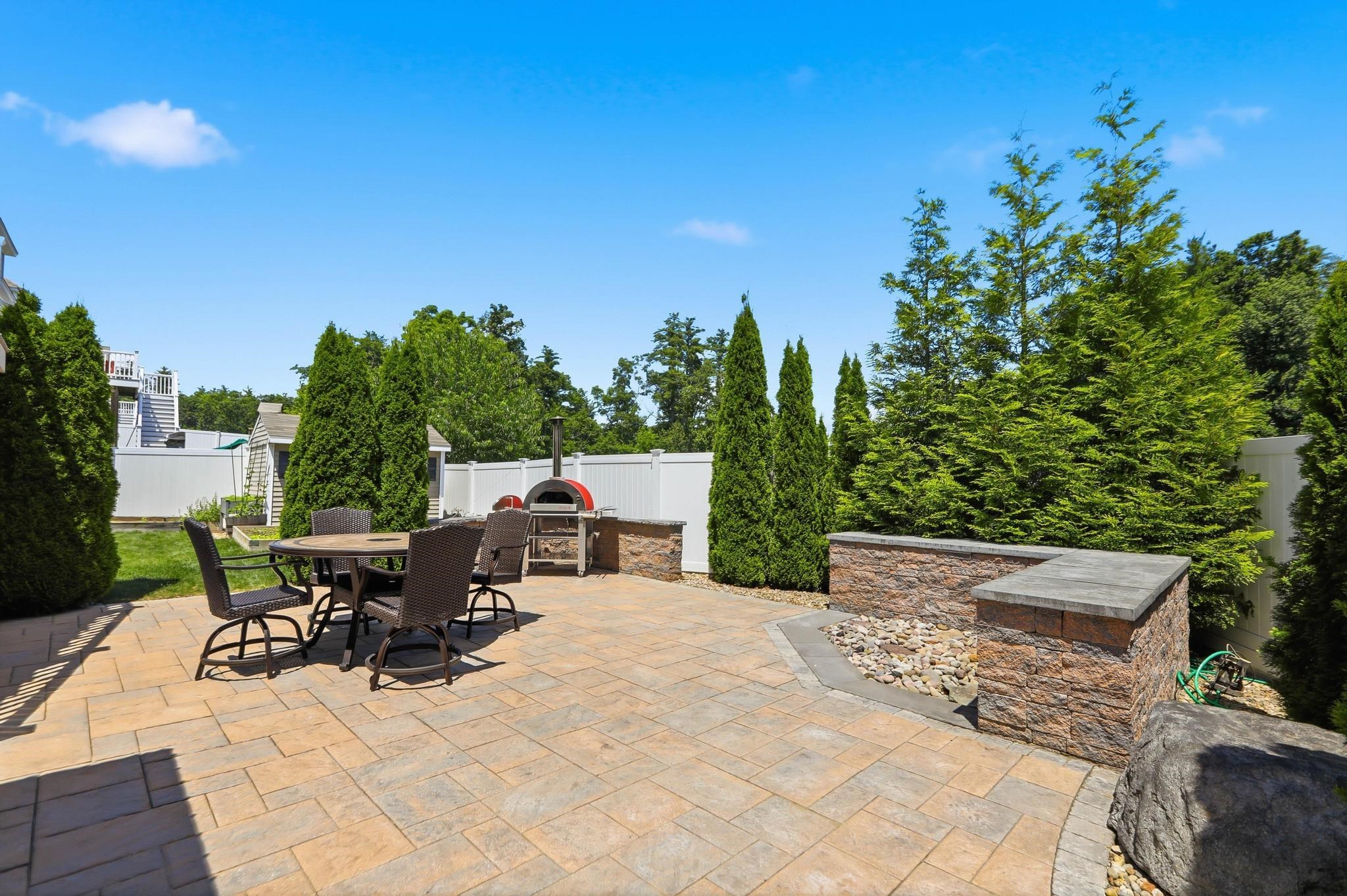 6 School House Rd, Londonderry, NH 03053